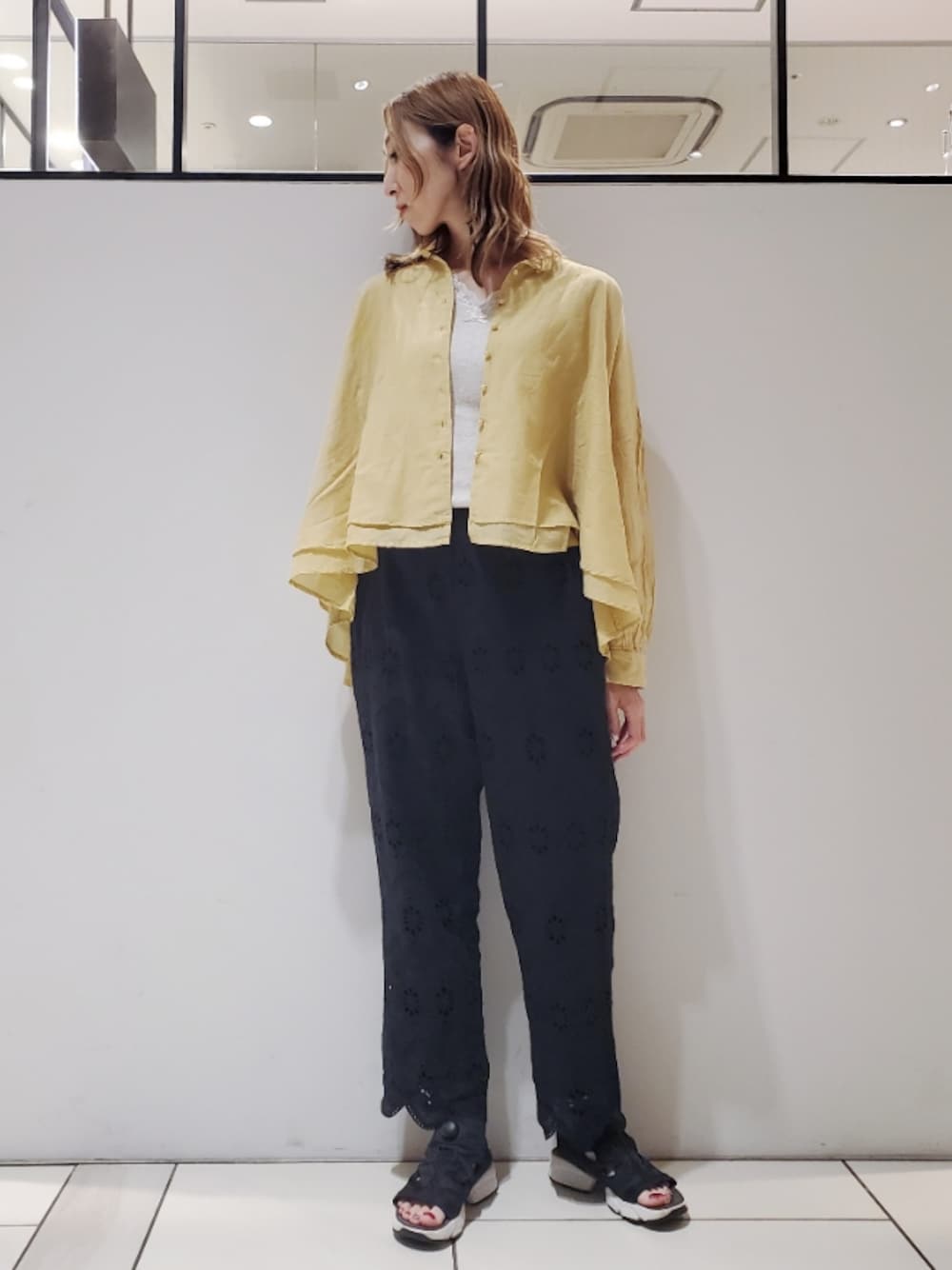 「休日スタイル、秋服準備はじめました、レイヤードスタイル、ブラウス、ブラウスコーデ、イエローコーデ、カップ付きタンクトップ、レースパンツ、ポンプフューリー、ポンプフューリーサンダル、リーボック(Reebok)、相互フォロー、ピュアルセシン、pualcecin、pual ce cin」｜「PUAL CE CINの強撚コットン2重ノーカラーブラウス（シャツ/ブラウス、イエロー系）」を使った、nagashimaさん（レディース・160cm）の秋コーディネートの1枚目の写真