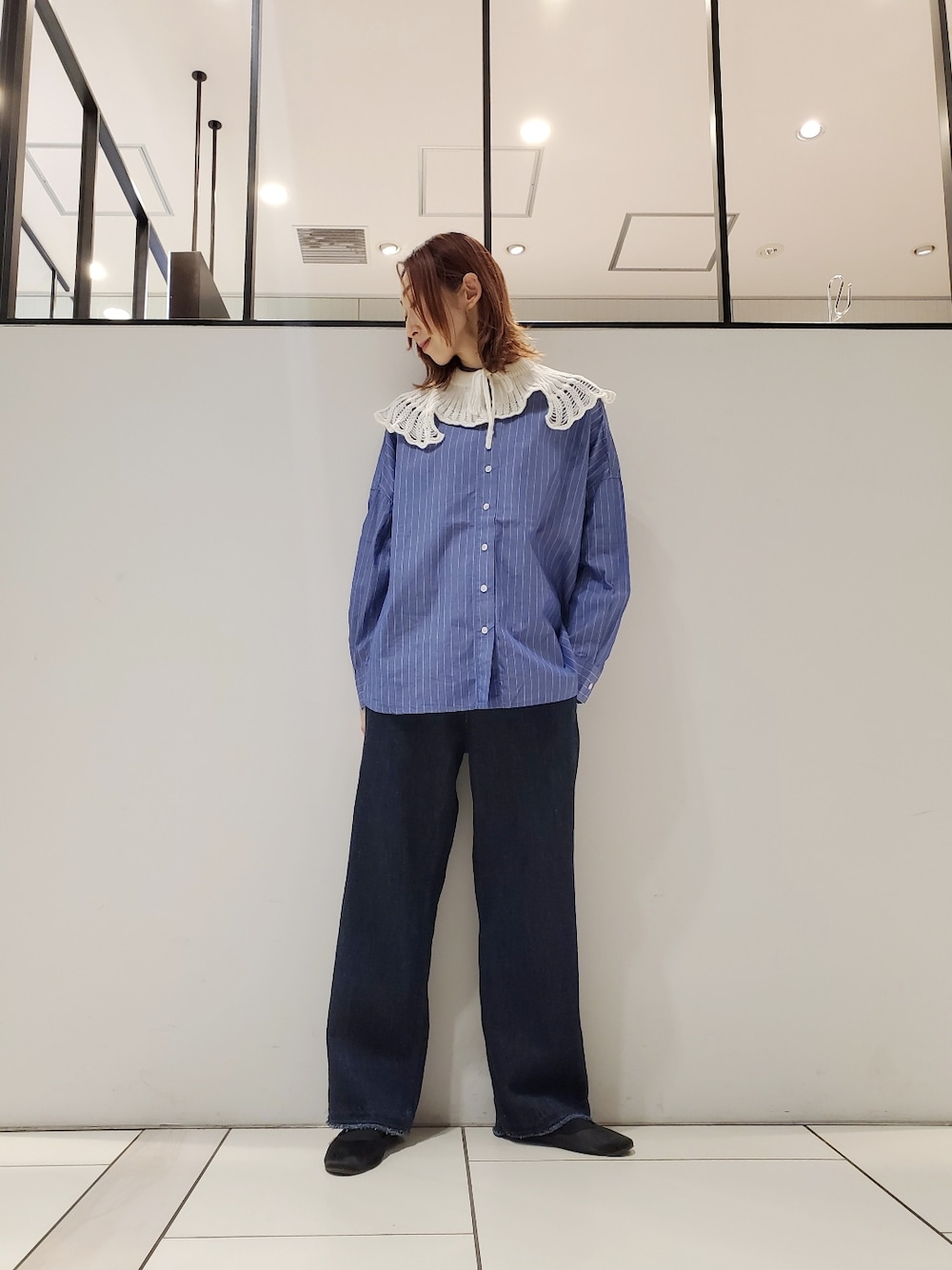 「ストライプ、ストライプシャツ、ストライプブラウス、つけ襟、付け襟、デニムパンツ、デニムコーデ、ブルーコーデ、春コーデ、休日スタイル、休日コーデ、相互フォロー、ピュアルセシン、pualcecin、pual ce cin」｜「PUAL CE CINの透かし柄編み襟付きカットソー（Tシャツ/カットソー、ホワイト系）」を使った、nagashimaさん（レディース・160cm）の冬コーディネートの1枚目の写真