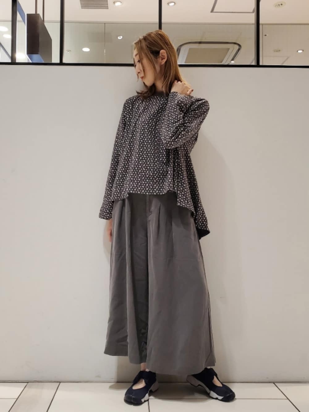 「ワントーンコーデ、グレーコーデ、秋服準備はじめました、小花柄、秋のコーデ、秋コーデ、ワイドパンツ、エアリフト、ナイキエアリフト、休日スタイル、休日コーデ、相互フォロー、ピュアルセシン、pual ce cin、pualcecin」｜「PUAL CE CINの小花抜染プリント後ろフレアロングスリーブ（Tシャツ/カットソー、グレー系）」を使った、nagashimaさん（レディース・160cm）の秋コーディネートの1枚目の写真