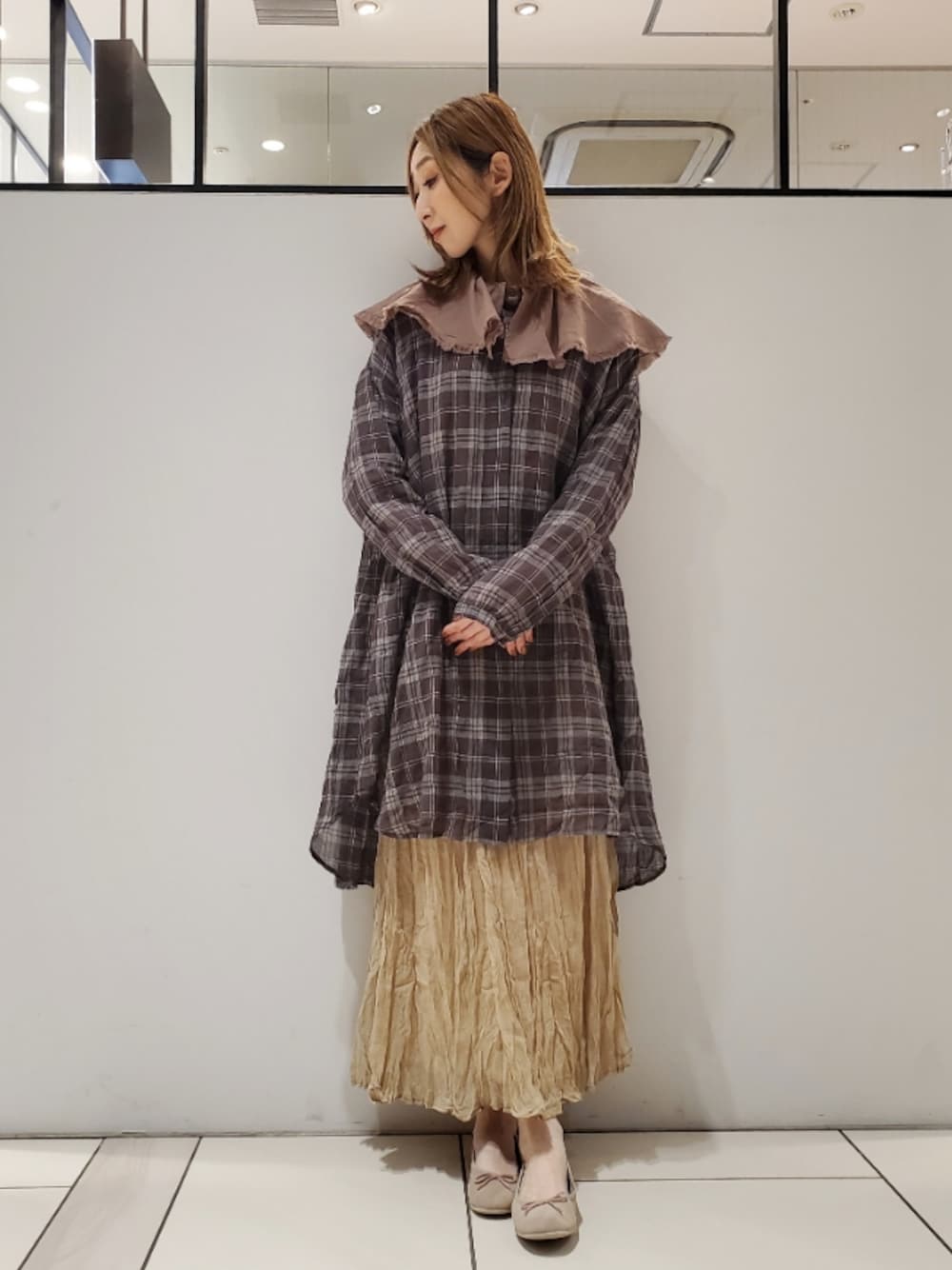 「シャツワンピ、秋服準備はじめました、レイヤードスタイル、ビッグカラー、ビッグカラーブラウス、チェックワンピース、ワンピーススタイル、ワンピースコーデ、ブラウンコーデ、ワッシャースカート、バレエシューズ、相互フォロー、ピュアルセシン、pualcecin、pual ce cin」｜「PUAL CE CINの襟／ビッグカラーガーゼブラウス（シャツ/ブラウス、イエロー系）」を使った、nagashimaさん（レディース・160cm）の秋コーディネートの1枚目の写真