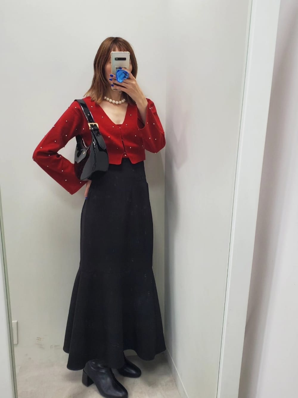 「お出かけコーデ、秋服準備はじめました、デニム、休日スタイル、デートコーデ、ショルダーバッグ、アンサンブル、ニットコーデ、ナイスクラップ、nice claup、one after another NICE CLAUP」｜「one after another NICE CLAUPのビジューニットカーディガン【セットで着れるビスチェあり】（カーディガン/ボレロ、レッド系）」を使った、nagashimaさん（レディース・160cm）の夏コーディネートの1枚目の写真