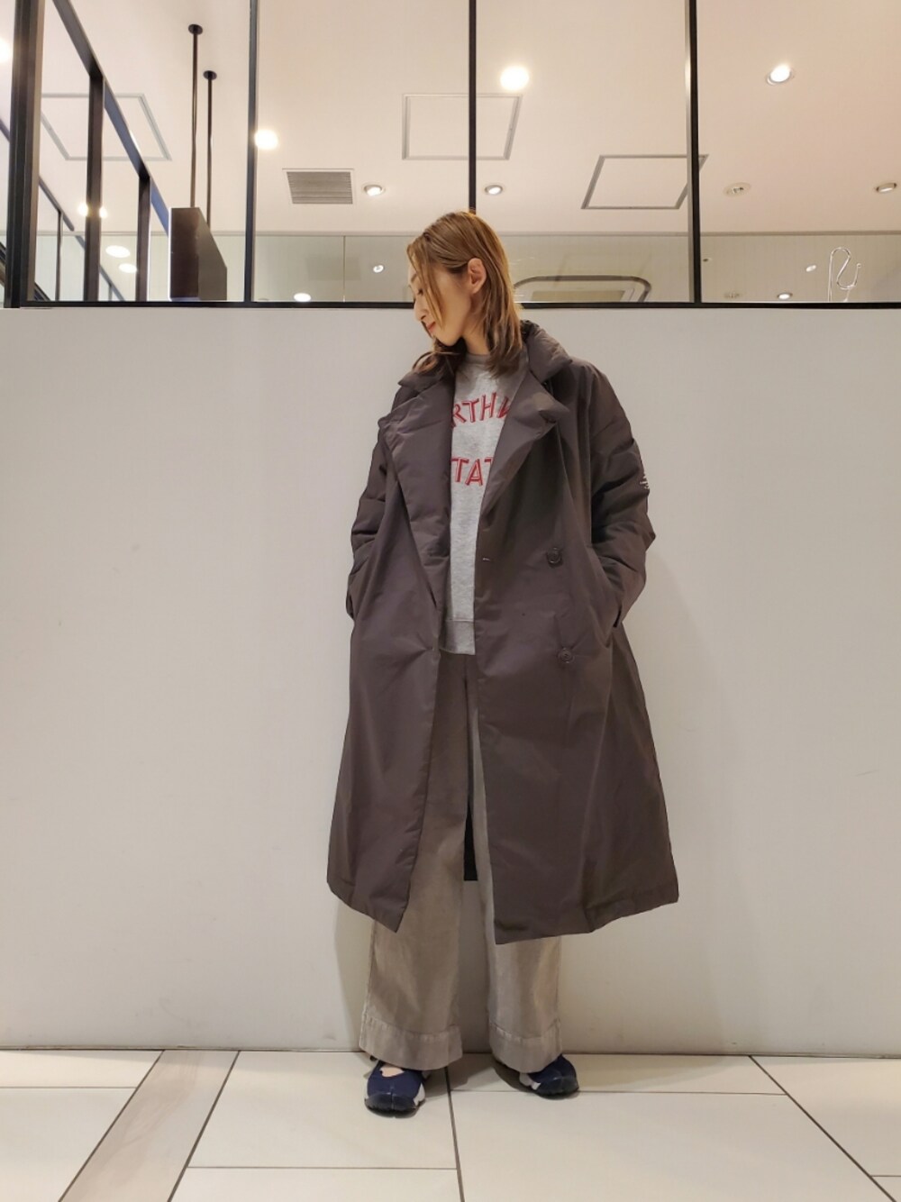 「ダウンコート、ダウン、ダウンコーデ、ロングダウン、カレッジスウェット、カレッジロゴ、コーデュロイパンツ、ストレッチパンツ、ストレートパンツ、モノトーンコーデ、相互フォロー、ピュアルセシン、pualcecin、pual ce cin、冬コーデ」｜「PUAL CE CINのフレンチダックダウン チェスターダウンコート（ダウンジャケット/コート、ブラック系）」を使った、nagashimaさん（レディース・160cm）の冬コーディネートの1枚目の写真