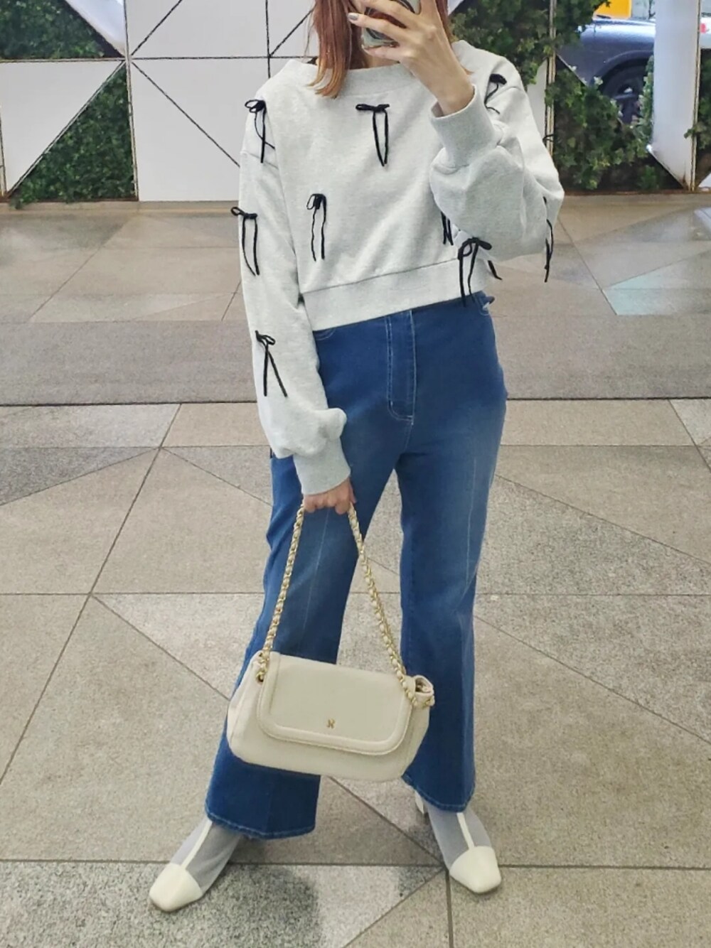 「休日スタイル、デニム、春コーデ、スウェットコーデ、デニムコーデ、大人カジュアル、大人かわいい、大人可愛い、ナイスクラップ、nice claup、one after another NICE CLAUP」｜「one after another NICE CLAUPのベロアリボンワンショルスウェット（スウェット、グレー系）」を使った、nagashimaさん（レディース・160cm）の冬コーディネートの1枚目の写真
