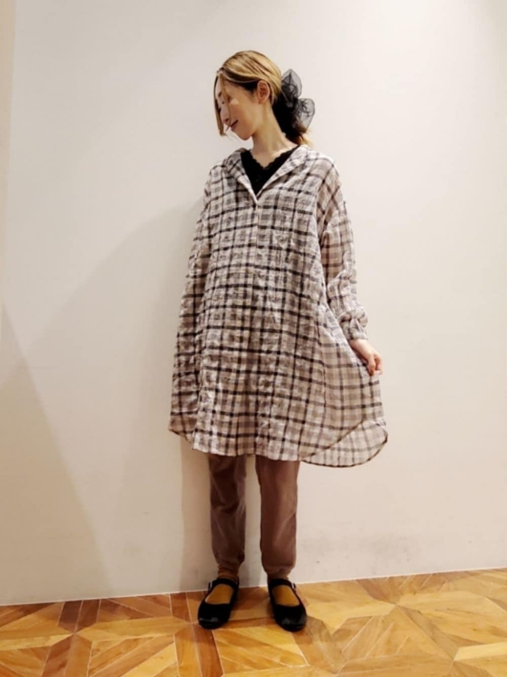 「チェック、レイヤードスタイル、秋コーデ、休日スタイル、チェックワンピース、ワンピーススタイル、ワンピースコーデ、レースインナー、レースタンクトップ、カップ付きタンクトップ、スウェットパンツ、相互フォロー、ピュアルセシン、pualcecin、pual ce cin」｜「PUAL CE CINのシャーリング比翼ワンピース（ワンピース、その他）」を使った、nagashimaさん（レディース・160cm）の秋コーディネートの1枚目の写真