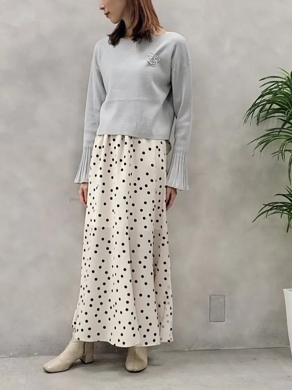 「ベルスリーブ、ニットコーデ、春ニット、ドットスカート、ロングスカート、ニット、春色、シンプルコーデ、淡色コーデ、大人かわいい、大人可愛い、ナイスクラップ、nice claup、one after another NICE CLAUP」｜「one after another NICE CLAUPのブローチセットベルスリーブニット　2023SS（ニット/セーター、グレー系）」を使った、nagashimaさん（レディース・160cm）の冬コーディネートの1枚目の写真