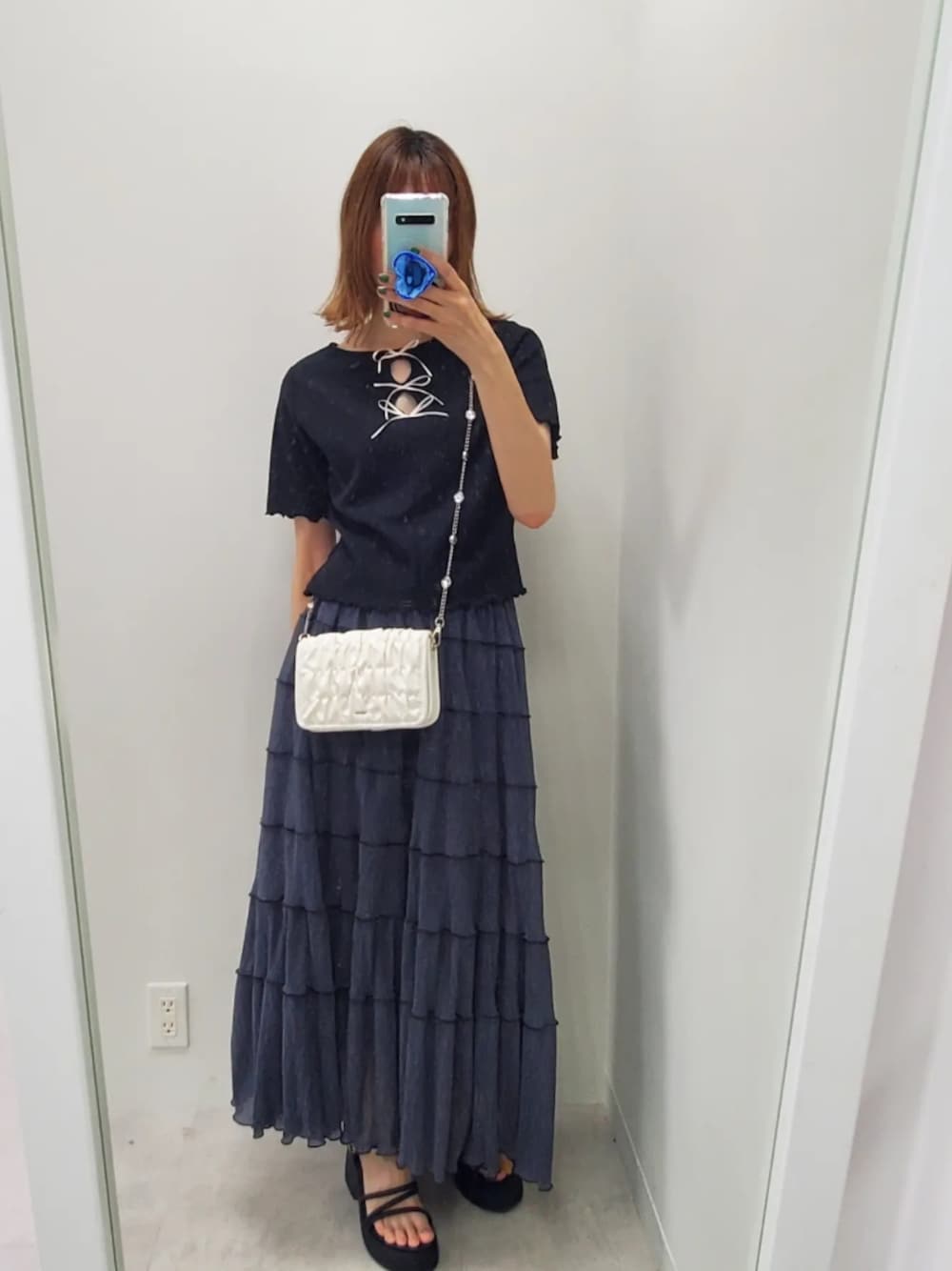 「モノトーン、モノトーンコーデ、ショルダーバッグ、デートコーデ、夏コーデ、サンダル、おでかけコーデ、ナイスクラップ、nice claup、one after another NICE CLAUP」｜「one after another NICE CLAUPの前後2WAYリボンテレコトップス（Tシャツ/カットソー、ブラック系）」を使った、nagashimaさん（レディース・160cm）の夏コーディネートの1枚目の写真