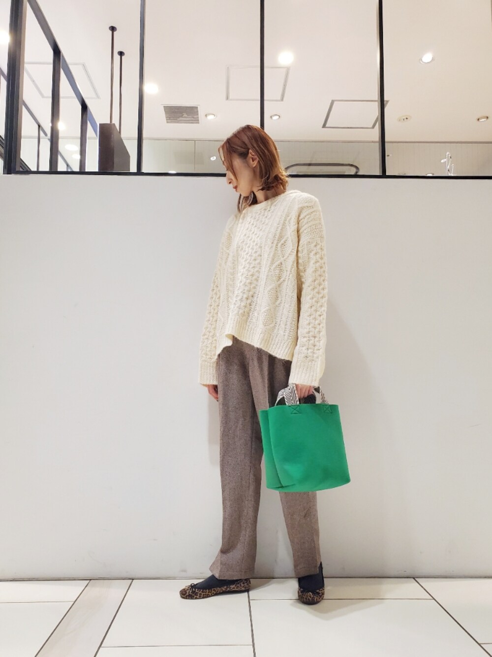 「ニット、ニットコーデ、ケーブル編み、ケーブルニット、センタープレス、センタープレスパンツ、へリンボーン、ヘリンボーンパンツ、ミニバッグ、グリーンバッグ、バレエシューズ、レオパード、相互フォロー、ピュアルセシン、pualcecin」｜「PUAL CE CINのケーブル編みニット×ニットパンツセット（アンサンブル、ホワイト系）」を使った、nagashimaさん（レディース・160cm）の冬コーディネートの1枚目の写真