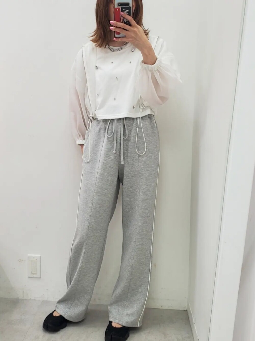 「モノトーン、夏コーデ、休日スタイル、淡色コーデ、トラックパンツ、マウンテンパーカー、Tシャツコーデ、スウェットパンツ、ラインパンツ、大人可愛い、大人かわいい、大人カジュアル、ナイスクラップ、nice claup、one after another NICE CLAUP」｜「one after another NICE CLAUPのビジューTEE（Tシャツ/カットソー、ホワイト系）」を使った、nagashimaさん（レディース・160cm）の夏コーディネートの1枚目の写真