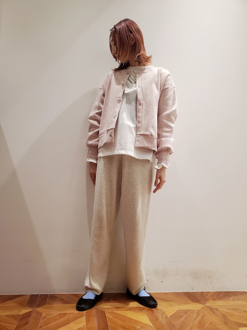 「ブルゾン、ブルゾンコーデ、ショート丈トップス、ショート丈、ショート丈アウター、アウターコーデ、春アウター、かぎ針編み、リブパンツ、ニットパンツ、ピンクコーデ、相互フォロー、ピュアルセシン、pualcecin、pual ce cin」｜「PUAL CE CINのカギ針編み襟カットソー（Tシャツ/カットソー、ホワイト系）」を使った、nagashimaさん（レディース・160cm）の冬コーディネートの1枚目の写真