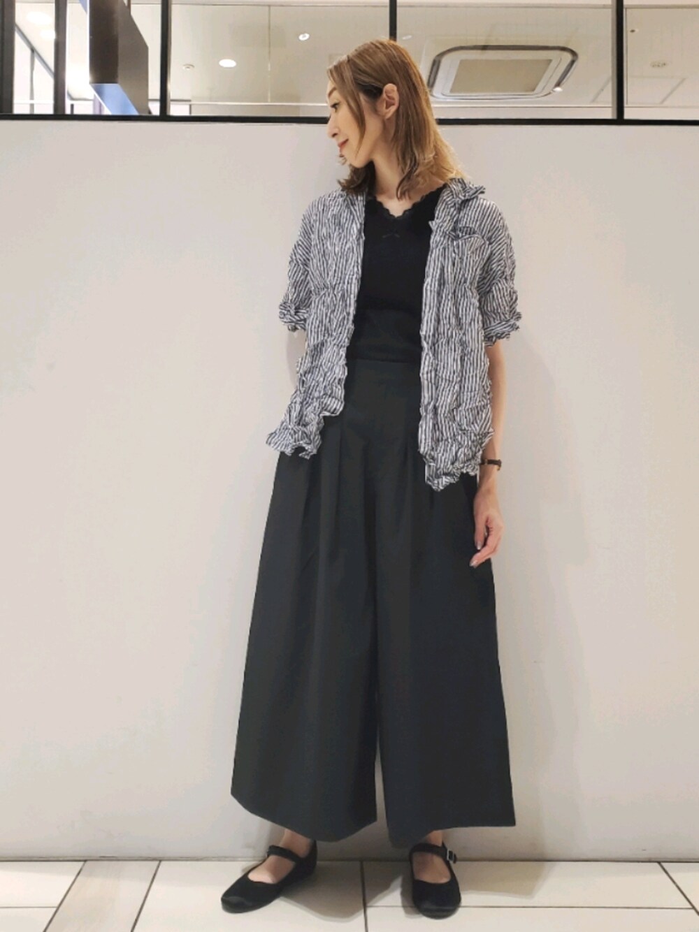 ブラック系のタンクトップ、その他のシャツ/ブラウス、ブラック系のその他パンツを着用したレディースの夏コーディネートの1枚目の写真