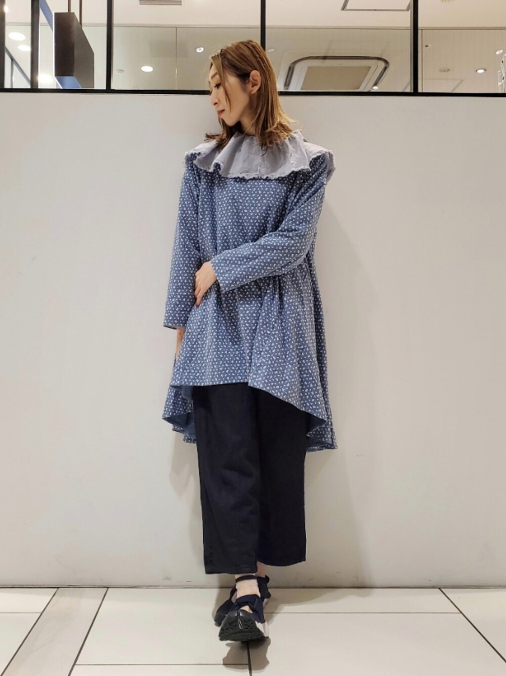 「秋服準備はじめました、レイヤードスタイル、ビッグカラー、ビッグカラーブラウス、花柄チュニック、小花柄、デニムパンツ、デニム、デニムコーデ、エアリフト、ナイキエアリフト、相互フォロー、ピュアルセシン、pualcecin、pual ce cin」｜「PUAL CE CINの襟／ビッグカラーガーゼブラウス（シャツ/ブラウス、ブルー系）」を使った、nagashimaさん（レディース・160cm）の秋コーディネートの1枚目の写真