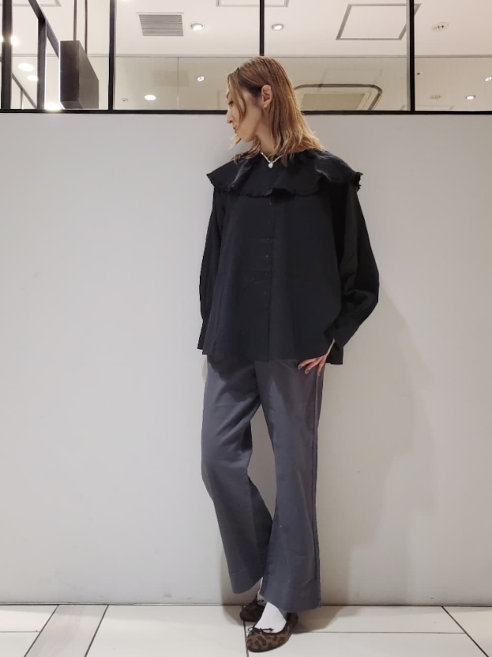 「ビッグカラー、ビッグカラーブラウス、モノトーン、モノトーンコーデ、ストレッチパンツ、ストレートパンツ、レオパード、レオパードシューズ、休日スタイル、秋服準備はじめました、きれいめカジュアル、相互フォロー、ピュアルセシン、pualcecin、pual ce cin」｜「PUAL CE CINの襟／ビッグカラーガーゼブラウス（シャツ/ブラウス、ブラック系）」を使った、nagashimaさん（レディース・160cm）の秋コーディネートの1枚目の写真