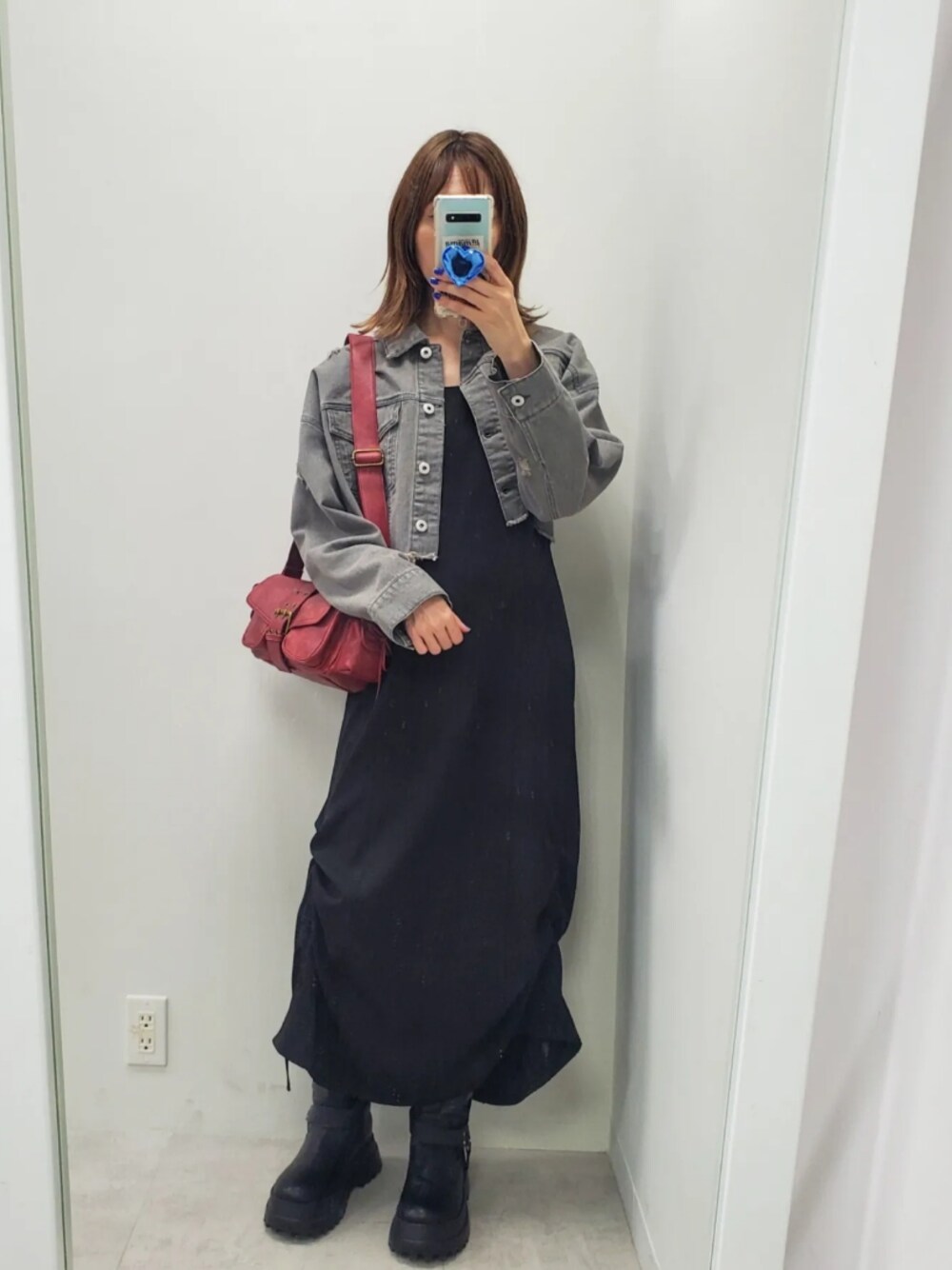 「休日スタイル、ショルダーバッグ、ブラックコーデ、ワンピース、レイヤードスタイル、モノトーン、秋コーデ、ワンピーススタイル、ワンピースコーデ、大人カジュアル、ナイスクラップ、nice claup、one after another NICE CLAUP」｜「one after another NICE CLAUPのカットオフデニムジャケット（デニムジャケット、ブラック系）」を使った、nagashimaさん（レディース・160cm）の夏コーディネートの1枚目の写真
