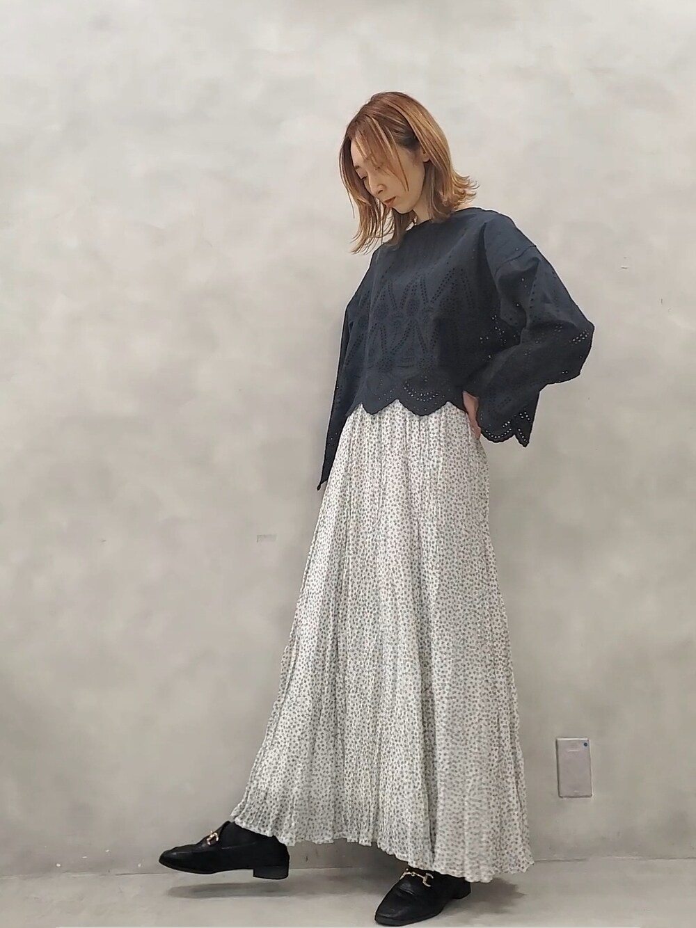 「モノトーンコーデ、モノトーン、スカラップレース、レースブラウス、レーストップス、花柄スカート、ロングスカート、春コーデ、大人カジュアル、きれいめカジュアル、休日スタイル、ピュアルセシン、pualcecin、pual ce cin」｜「PUAL CE CINのスカラップレース2WAYブラウス（シャツ/ブラウス、ブラック系）」を使った、nagashimaさん（レディース・160cm）の春コーディネートの1枚目の写真