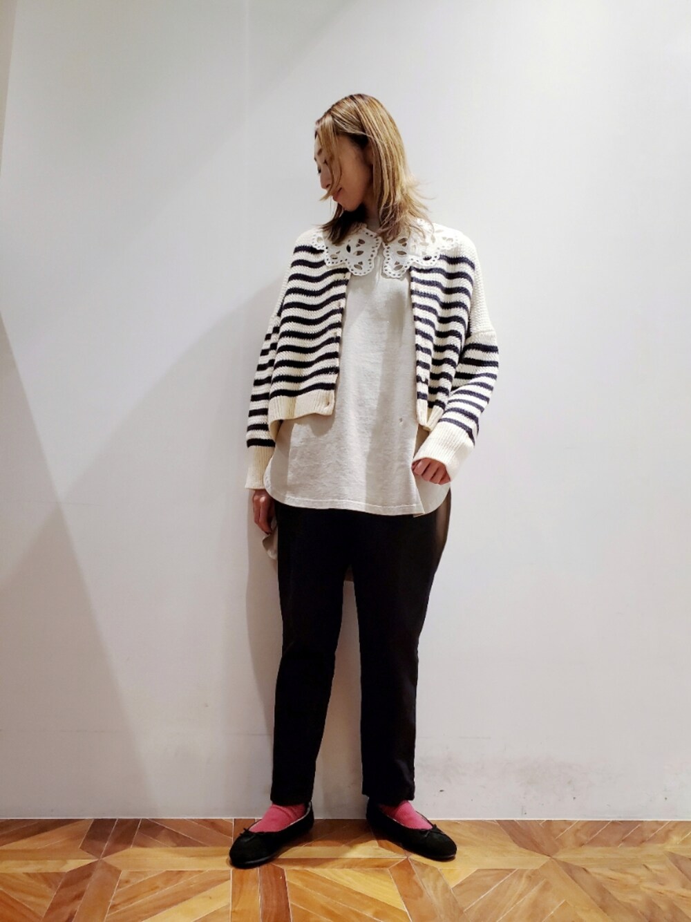 「テーパードパンツ、ストレッチパンツ、デニムパンツ、バレエシューズ、pualcecin、ボーダーカーディガン、ボーダートップス、ブラックデニム、つけ襟、モノトーンコーデ、秋コーデ、pual ce cin、ピュアルセシン、カーディガンコーデ、相互フォロー」｜「PUAL CE CINのパウダー加工プルオーバー（Tシャツ/カットソー、ベージュ系）」を使った、nagashimaさん（レディース・160cm）の秋コーディネートの1枚目の写真