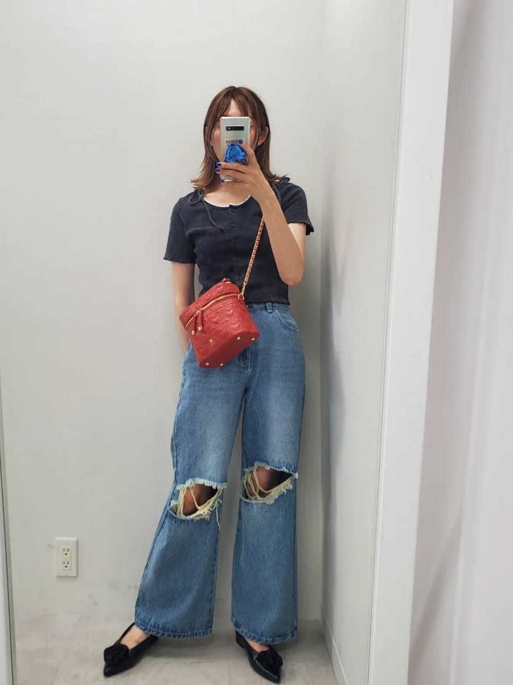 「休日スタイル、ショルダーバッグ、夏コーデ、デニム、ダメージデニムパンツ、大人カジュアル、ナイスクラップ、one after another NICE CLAUP、nice claup」｜「one after another NICE CLAUPの2wayピコレーストップス（Tシャツ/カットソー、ブラック系）」を使った、nagashimaさん（レディース・160cm）の夏コーディネートの1枚目の写真