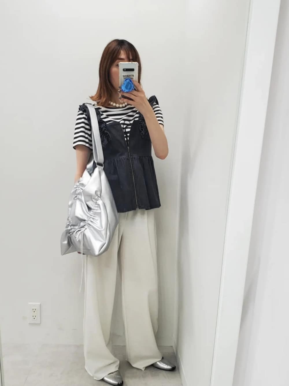 「ロゴT、レイヤードスタイル、夏コーデ、デニム、大人カジュアル、Tシャツ、Tシャツコーデ、スウェットパンツ、ナイスクラップ、nice claup、one after another NICE CLAUP」｜「one after another NICE CLAUPのドロストトートバッグ/WEB限定アイテム（トートバッグ、シルバー系）」を使った、nagashimaさん（レディース・160cm）の夏コーディネートの1枚目の写真