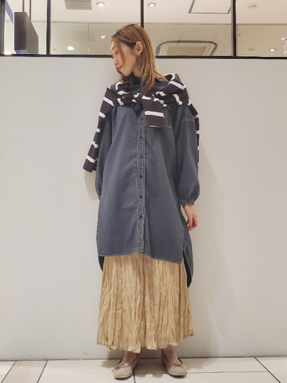 「デニムワンピース、バックプリント、ボーダーカーディガン、カーディガン肩かけ、肩かけ、ワッシャースカート、秋服準備はじめました、休日スタイル、秋のコーデ、秋コーデ、大人カジュアル、相互フォロー、ピュアルセシン、pualcecin、pual ce cin」｜「PUAL CE CINのデニム刺繍×プリントワンピース（ワンピース、グレー系）」を使った、nagashimaさん（レディース・160cm）の秋コーディネートの1枚目の写真