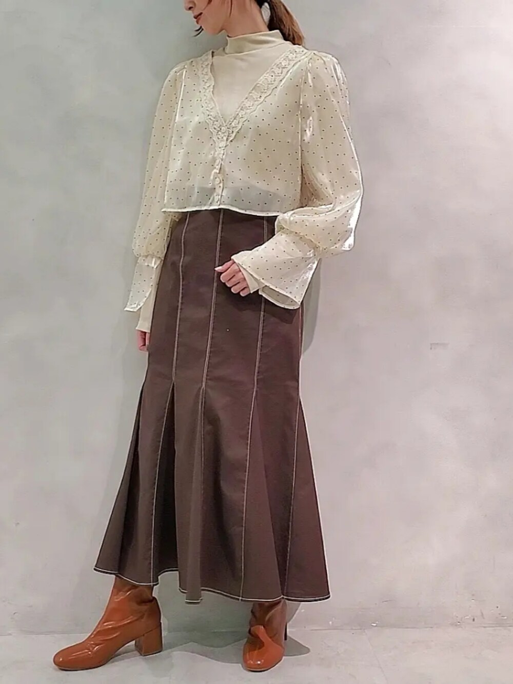 「マーメイドスカート、秋服準備はじめました、ブラウン、休日スタイル、ショート丈トップス、ブーツ、ナイスクラップ、nice claup、one after another NICE CLAUP」｜「one after another NICE CLAUPのハイネックインナーセット刺しゅうブラウス（シャツ/ブラウス、ホワイト系）」を使った、nagashimaさん（レディース・160cm）の夏コーディネートの1枚目の写真