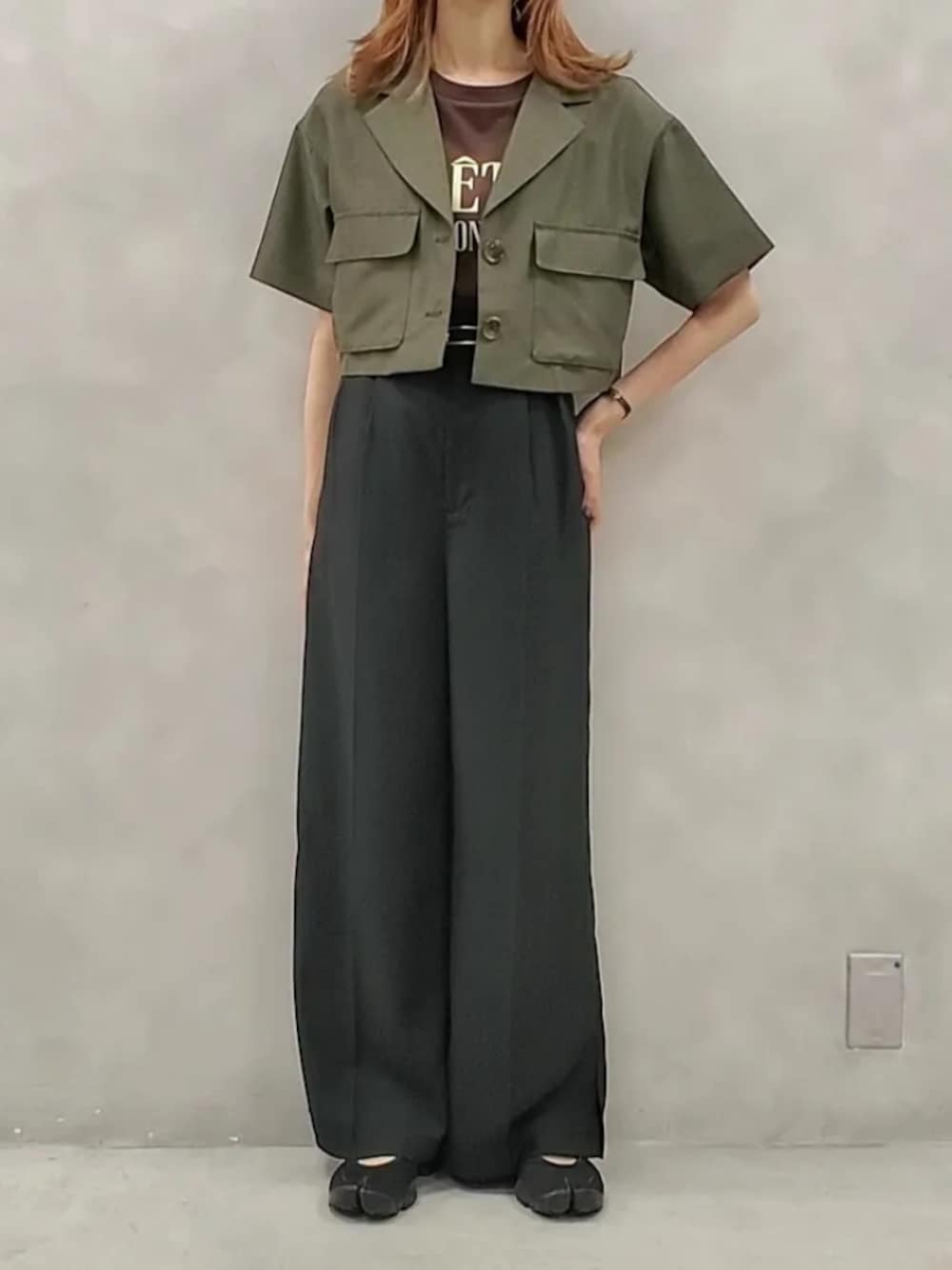 「シンプルコーデ、ロゴT、大人カジュアル、夏コーデ、ジャケットスタイル、ジャケットコーデ、秋カラー、Tシャツコーデ、エアリフト、ナイスクラップ、one after another NICE CLAUP」｜「one after another NICE CLAUPのアウトポケットショートジャケット（ミリタリージャケット、グリーン系）」を使った、nagashimaさん（レディース・160cm）の夏コーディネートの1枚目の写真