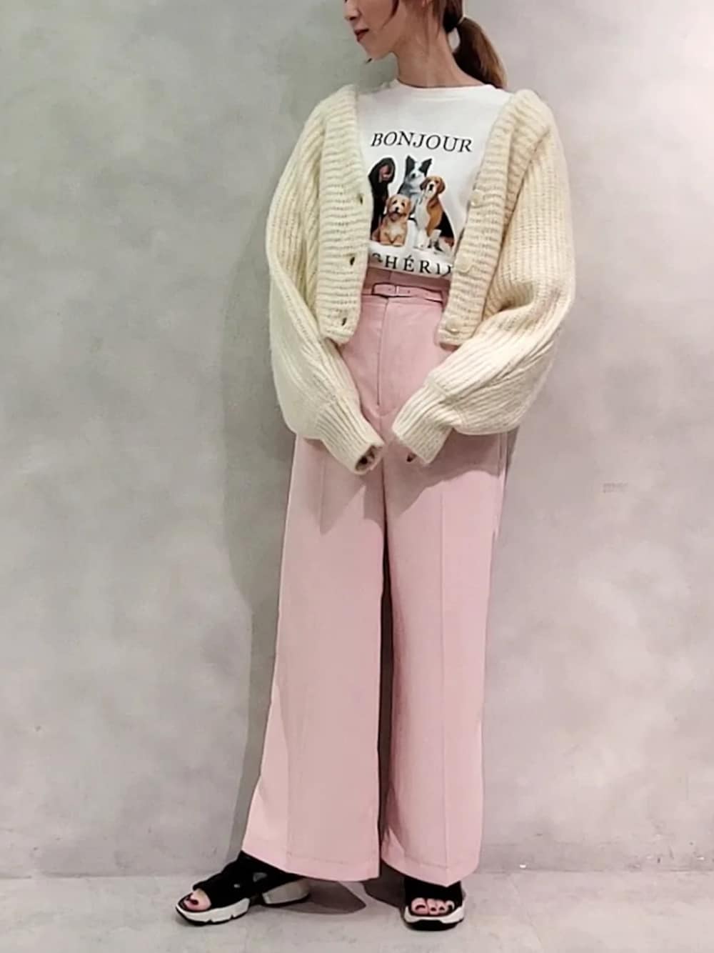 「白Tシャツ、ビッグシルエット、大人カジュアル、ハイウエスト、秋コーデ、カラーコーデ、シンプルコーデ、カーディガンコーデ、tシャツコーデ、ピンクパンツ、カラーパンツ、ポンプフューリーサンダル、ナイスクラップ、nice claup、one after another NICE CLAUP」｜「one after another NICE CLAUPの着回し万能淡色クロップドカーディガン（カーディガン/ボレロ、ホワイト系）」を使った、nagashimaさん（レディース・160cm）の夏コーディネートの1枚目の写真
