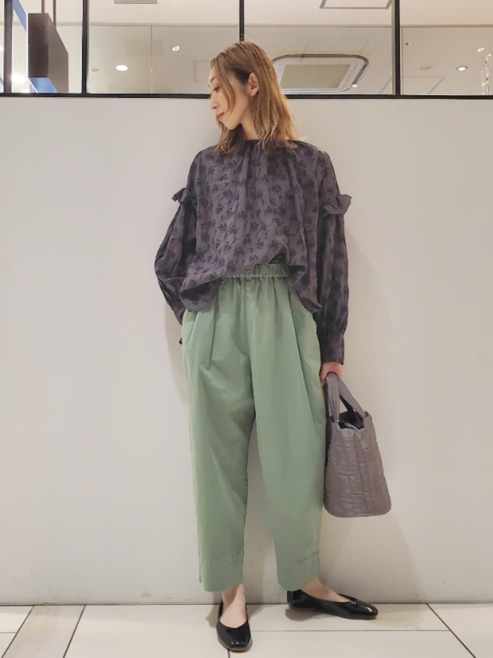 「刺繍ブラウス、袖フリル、カラーパンツ、カラーコーデ、キルティングバッグ、秋トレンド2021、秋コーデ、秋のコーデ、きれいめカジュアル、カジュアルコーデ、大人カジュアル、相互フォロー、ピュアルセシン、pualcecin、pual ce cin」｜「PUAL CE CINのポピー花刺繍ブラウス（シャツ/ブラウス、グレー系）」を使った、nagashimaさん（レディース・160cm）の秋コーディネートの1枚目の写真