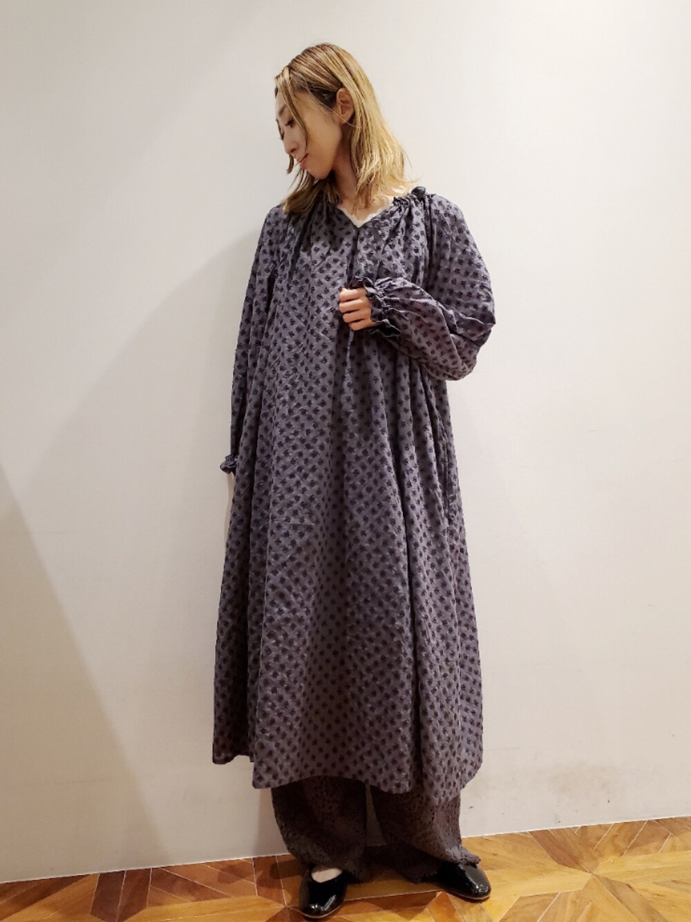 「秋トレンド2021、秋のコーデ、秋コーデ、大人カジュアル、刺繍ワンピース、ワントーンコーデ、グレーコーデ、ワンピーススタイル、ワンピースコーデ、レースパンツ、きれいめカジュアル、相互フォロー、ピュアルセシン、pualcecin、pual ce cin」｜「PUAL CE CINの綿帽子刺繍ワンピース（ワンピース、グレー系）」を使った、nagashimaさん（レディース・160cm）の秋コーディネートの1枚目の写真