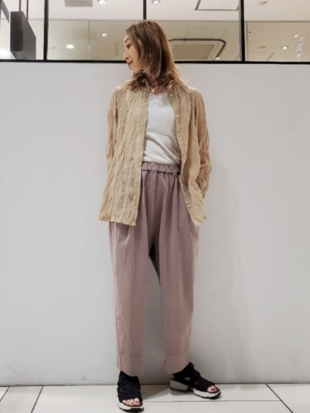 「秋のコーデ、秋コーデ、暖色コーデ、ワッシャー、レースタンク、レーストップス、ストレッチパンツ、テーパードパンツ、ポンプフューリー、ポンプフューリーサンダル、リーボック(Reebok)、相互フォロー、ピュアルセシン、pualcecin、pual ce cin」｜「PUAL CE CINの【Du noir】ワッシャー加工ブラウス（シャツ/ブラウス、ベージュ系）」を使った、nagashimaさん（レディース・160cm）の夏コーディネートの1枚目の写真