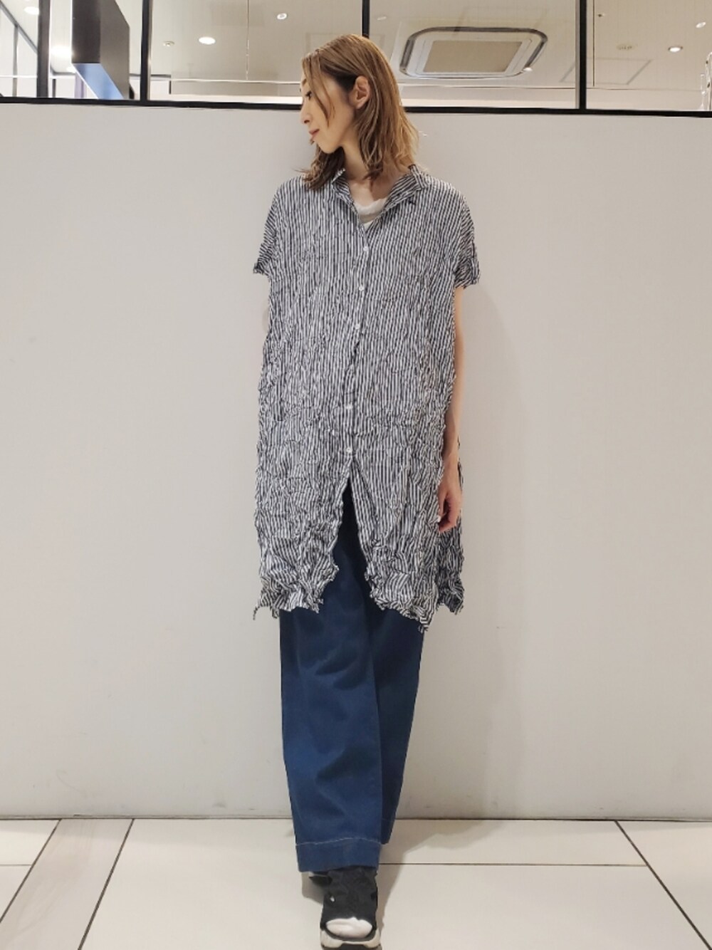 「休日スタイル、ストライプワンピース、クリンクル加工、フリルトップス、デニムパンツ、デニムコーデ、ストレッチデニム、ストレッチパンツ、ストレートデニム、ストレートパンツ、ポンプフューリーサンダル、相互フォロー、ピュアルセシン、pualcecin、pual ce cin」｜「PUAL CE CINの冷感コットンストライプワンピース（ワンピース、その他）」を使った、nagashimaさん（レディース・160cm）の夏コーディネートの1枚目の写真