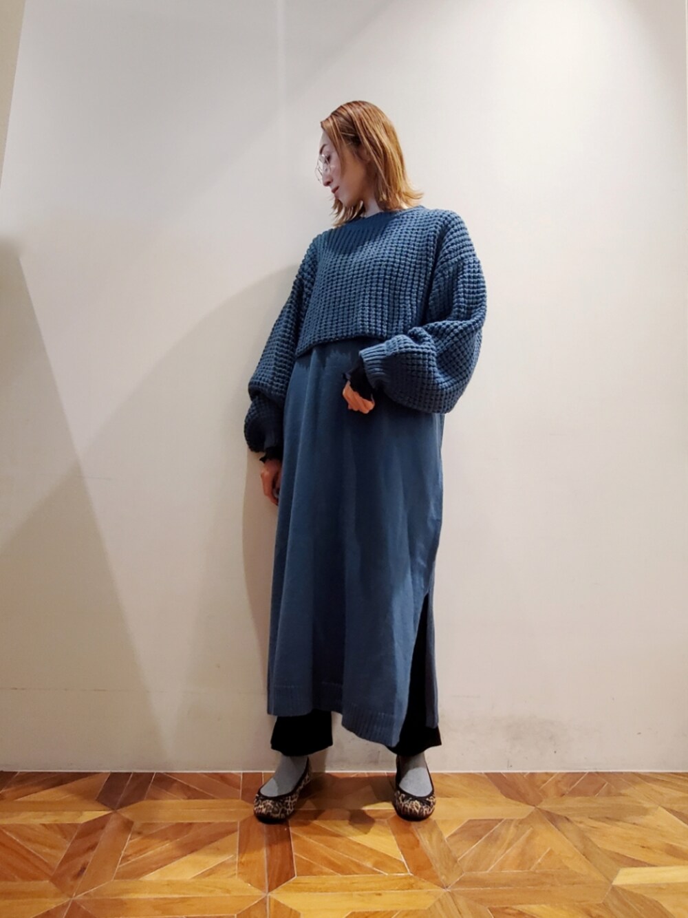 「アンサンブル、ニットアンサンブル、ニットワンピース、テーパードパンツ、コーデュロイパンツ、コーデュロイ、冬コーデ、バレエシューズ、レオパード、レオパード柄、レオパードシューズ、相互フォロー、ピュアルセシン、pualcecin、pual ce cin」｜「PUAL CE CINのトップス×キャミワンピースのニットアンサンブル（アンサンブル、グリーン系）」を使った、nagashimaさん（レディース・160cm）の冬コーディネートの1枚目の写真