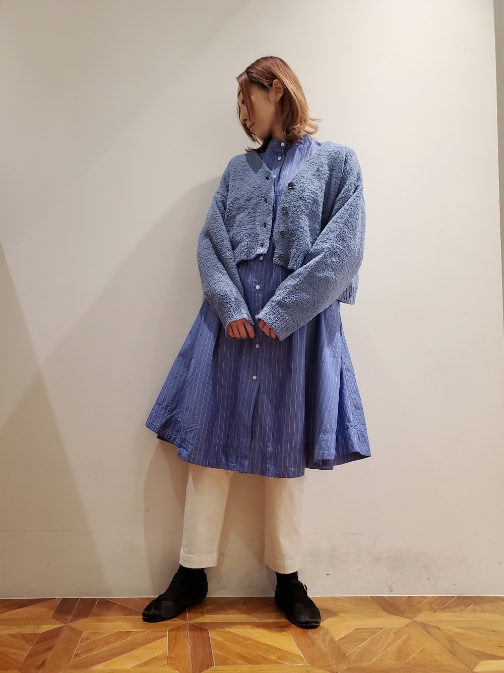 「ショート丈トップス、ショート丈、ショート丈ニット、ショート丈カーディガン、ブルーニット、ブルーカーディガン、ワンピースコーデ、ワンピーススタイル、ストライプワンピース、テーパードパンツ、ストレッチパンツ、相互フォロー、ピュアルセシン、pualcecin、pual ce cin」｜「PUAL CE CINのモール糸ショートカーディガン（カーディガン/ボレロ、ブルー系）」を使った、nagashimaさん（レディース・160cm）の春コーディネートの1枚目の写真