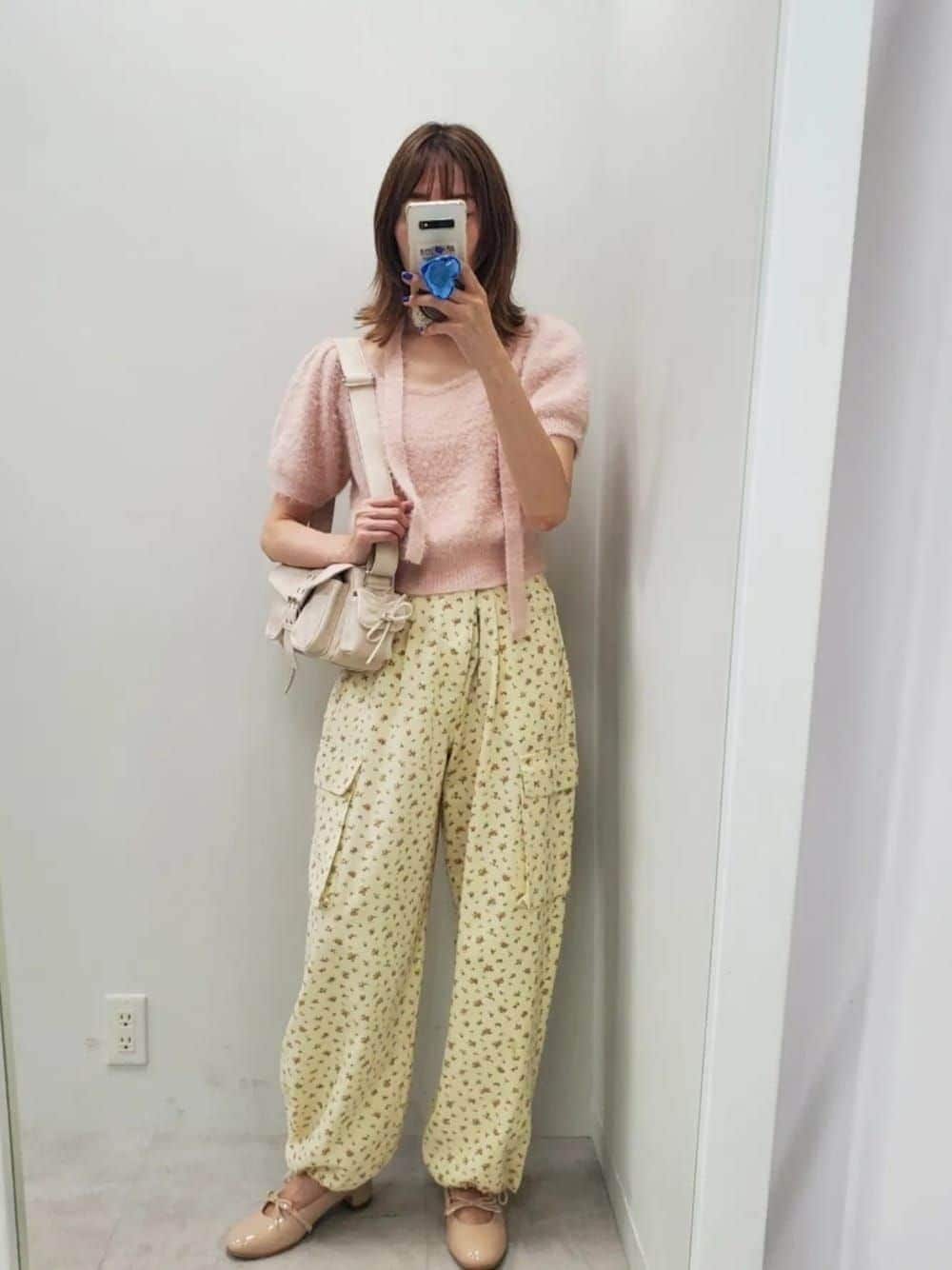 「休日スタイル、ショルダーバッグ、ニットコーデ、カーゴパンツ、チョーカー、チョーカートップス、秋コーデ、ナイスクラップ、nice claup、one after another NICE CLAUP」｜「one after another NICE CLAUPのチョーカー付きフェザートップス（ニット/セーター、ピンク系）」を使った、nagashimaさん（レディース・160cm）の夏コーディネートの1枚目の写真