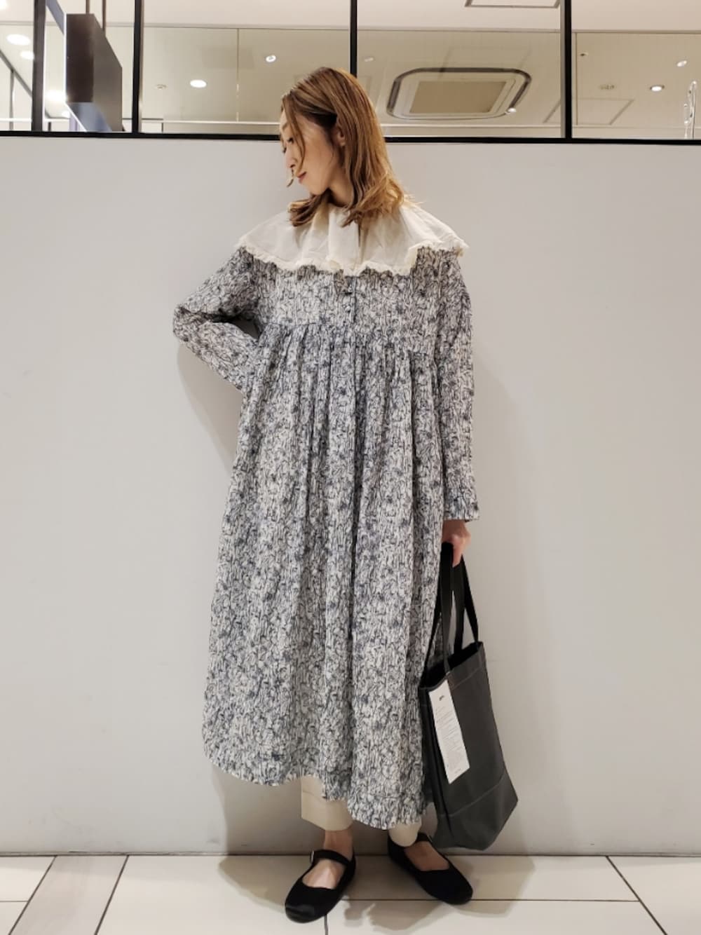「休日スタイル、秋服準備はじめました、レイヤードスタイル、ビッグカラー、ビッグカラーブラウス、花柄ワンピース、モノトーン、モノトーンコーデ、デニムバッグ、秋コーデ、秋のコーデ、相互フォロー、ピュアルセシン、pualcecin、pual ce cin」｜「PUAL CE CINの襟／ビッグカラーガーゼブラウス（シャツ/ブラウス、ベージュ系）」を使った、nagashimaさん（レディース・160cm）の秋コーディネートの1枚目の写真