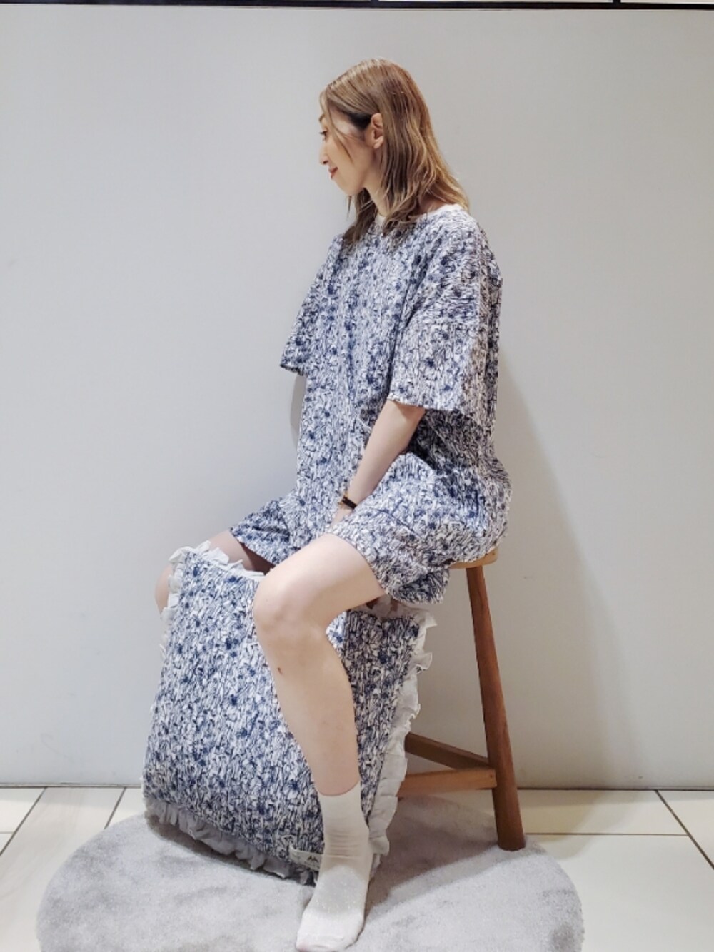 「休日スタイル、ルームウェア、おうちファッション、おうち時間、おうちスタイル、クッション、ピュアルセシン、リラックススタイル、相互フォロー、pualcecin、pual ce cin」｜「PUAL CE CINの花柄プリントルームウェアセット（Tシャツ/カットソー、その他）」を使った、nagashimaさん（レディース・160cm）の夏コーディネートの1枚目の写真