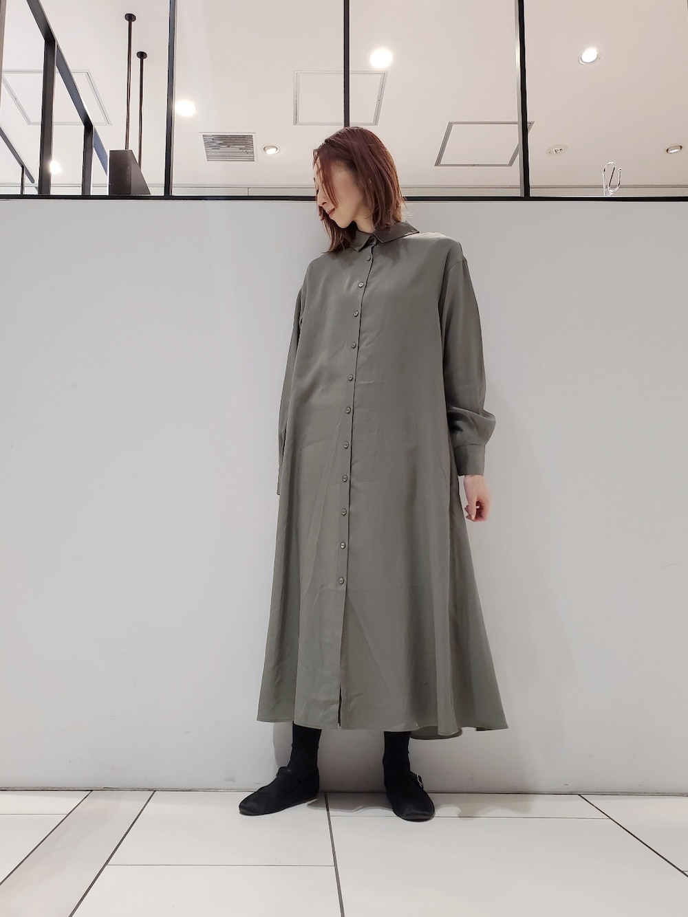 「ワンピース、ワンピーススタイル、ワンピースコーデ、バックコンシャス、ロングワンピース、シャツワンピース、春コーデ、大人カジュアル、相互フォロー、ピュアルセシン、pualcecin、pual ce cin」｜「PUAL CE CINの【WEB限定】とろみバックフレアワンピース（ワンピース、グリーン系）」を使った、nagashimaさん（レディース・160cm）の冬コーディネートの1枚目の写真