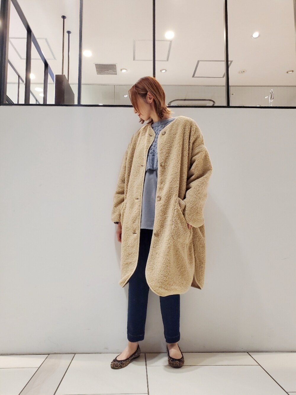 「テーパードパンツ、デニム、ボア、冬コーデ、レイヤードスタイル、ストレッチパンツ、デニムパンツ、pualcecin、シンプルコーデ、アンサンブル、pual ce cin、ピュアルセシン、ボアコート、ニットアンサンブル、相互フォロー」｜「PUAL CE CINのノーカラーパイピングボアコート（ノーカラーコート、ベージュ系）」を使った、nagashimaさん（レディース・160cm）の冬コーディネートの1枚目の写真