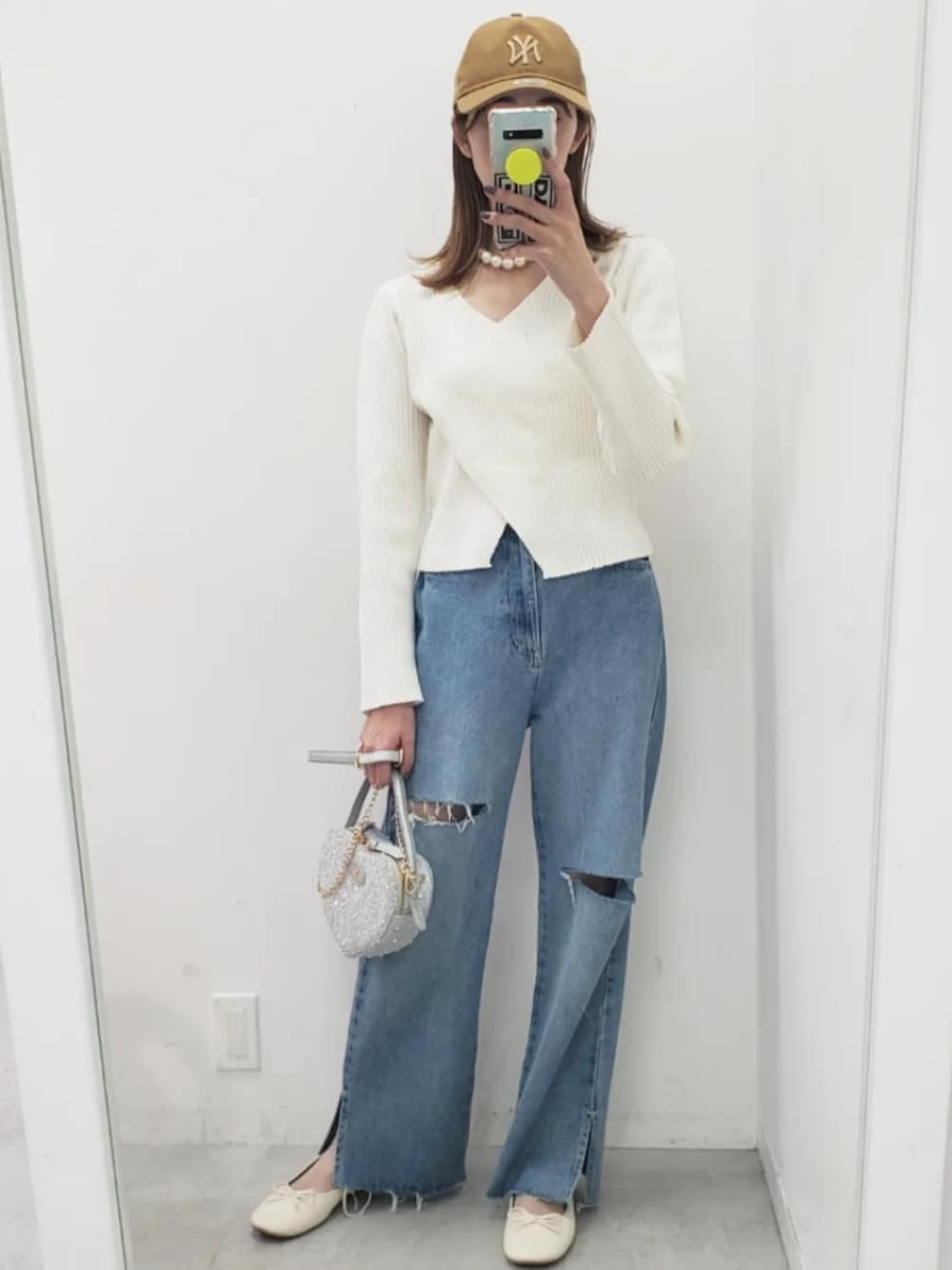 「キャップ、休日スタイル、ニューエラ、NEW ERA、カッティングデニム、デニムコーデ、冬コーデ、バレエシューズ、大人カジュアル、ナイスクラップ、nice claup、one after another NICE CLAUP」｜「one after another NICE CLAUPの【再予約】カシュクールリブニット（ニット/セーター、ホワイト系）」を使った、nagashimaさん（レディース・160cm）の冬コーディネートの1枚目の写真