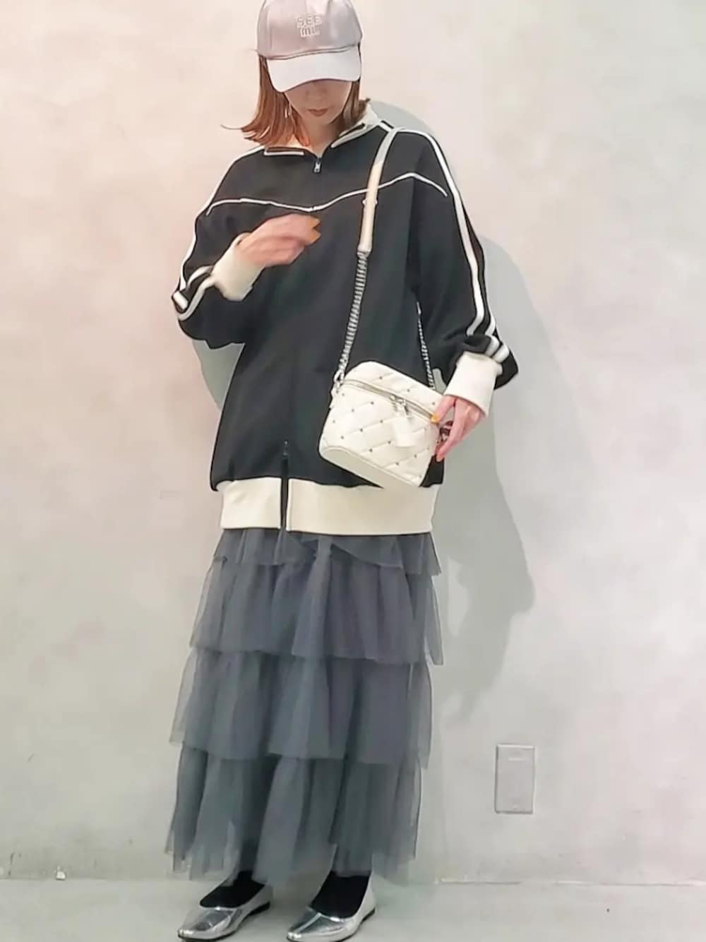 「キャップ、休日スタイル、お出かけコーデ、ロングスカート、ショルダーバッグ、トラックジャケット、ジャージ、モノトーンコーデ、ナイスクラップ、nice claup、one after another NICE CLAUP、seemi.byNICE CLAUP」｜「Seemi. byNICECLAUPの【Seemi.】ライン入りダブルジップアップトップス（ジャージ、ブラック系）」を使った、nagashimaさん（レディース・160cm）の冬コーディネートの1枚目の写真