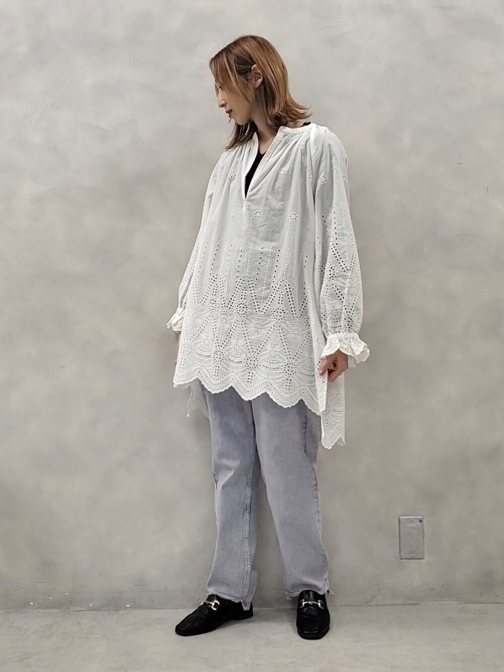 「ホワイト×コーデ、ブルー×コーデ、デニム、デニムパンツ、ケミカルウォッシュ、スカラップレース、スカラップブラウス、レースブラウス、春コーデ、ブラウスコーデ、チュニックブラウス、pualcecin、ピュアルセシン、大人カジュアル、セレクトモカ(select MOCA)」｜「PUAL CE CINの春ケミカルストレッチデニムパンツ（デニムパンツ、ブルー系）」を使った、nagashimaさん（レディース・160cm）の春コーディネートの1枚目の写真