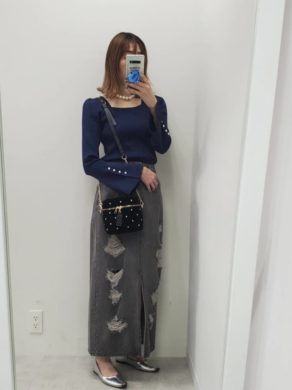 「デニム、シンプル、休日スタイル、秋コーデ、お出かけコーデ、ニットコーデ、デニムスカート、ダメージデニム、大人カジュアル、ナイスクラップ、nice claup、one after another NICE CLAUP」｜「one after another NICE CLAUPのパールボタンベルスリーブニット/WEB限定アイテム（ニット/セーター、ブルー系）」を使った、nagashimaさん（レディース・160cm）の夏コーディネートの1枚目の写真