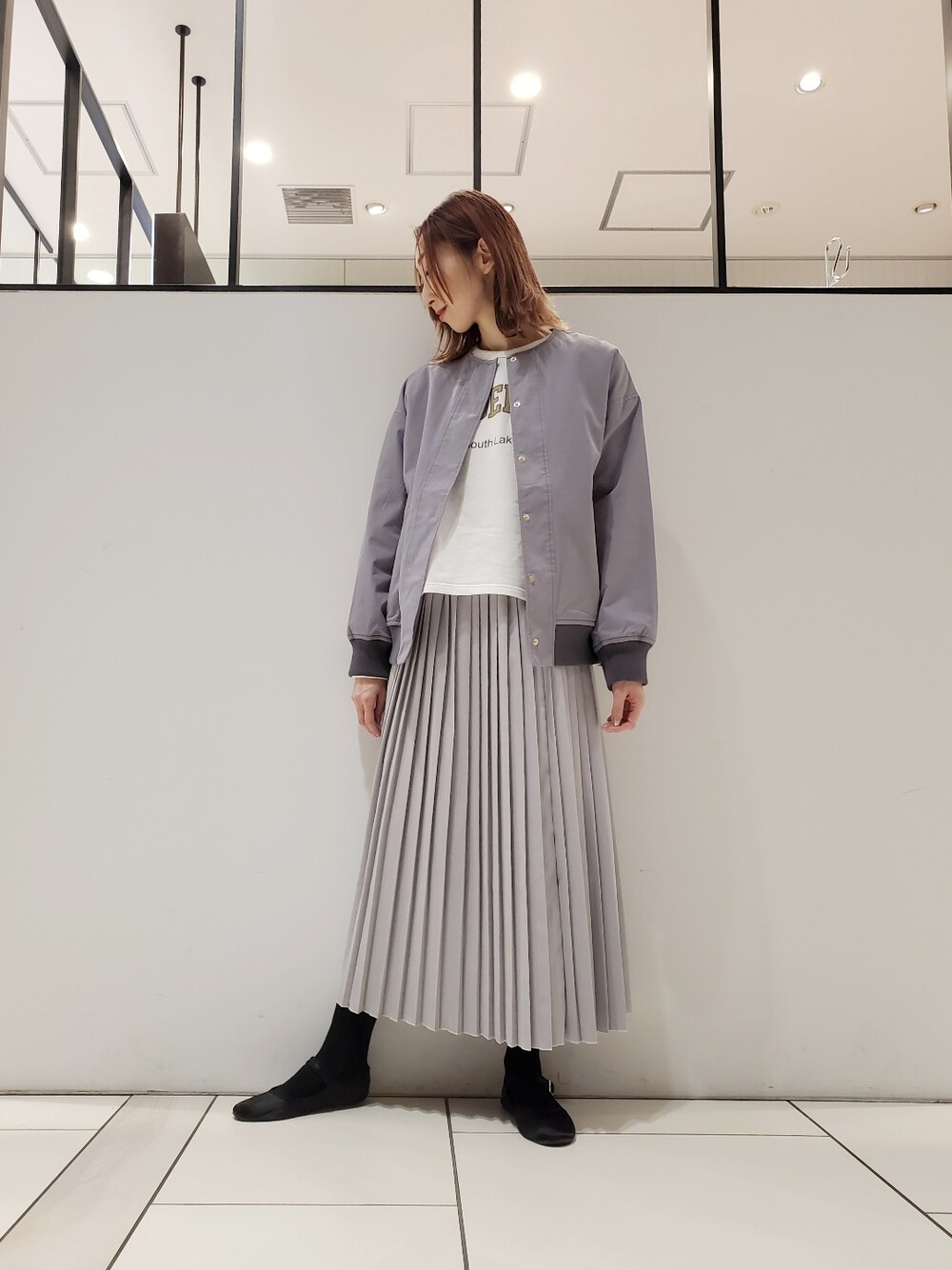 「ノーカラージャケット、春アウター、アウターコーデ、ジャケット、ジャケットスタイル、ジャケットコーデ、ロゴスウェット、プリーツスカート、モノトーンコーデ、グレーコーデ、春コーデ、相互フォロー、ピュアルセシン、pualcecin、pual ce cin」｜「PUAL CE CINの裏毛プリントプルオーバー（Tシャツ/カットソー、ホワイト系）」を使った、nagashimaさん（レディース・160cm）の春コーディネートの1枚目の写真