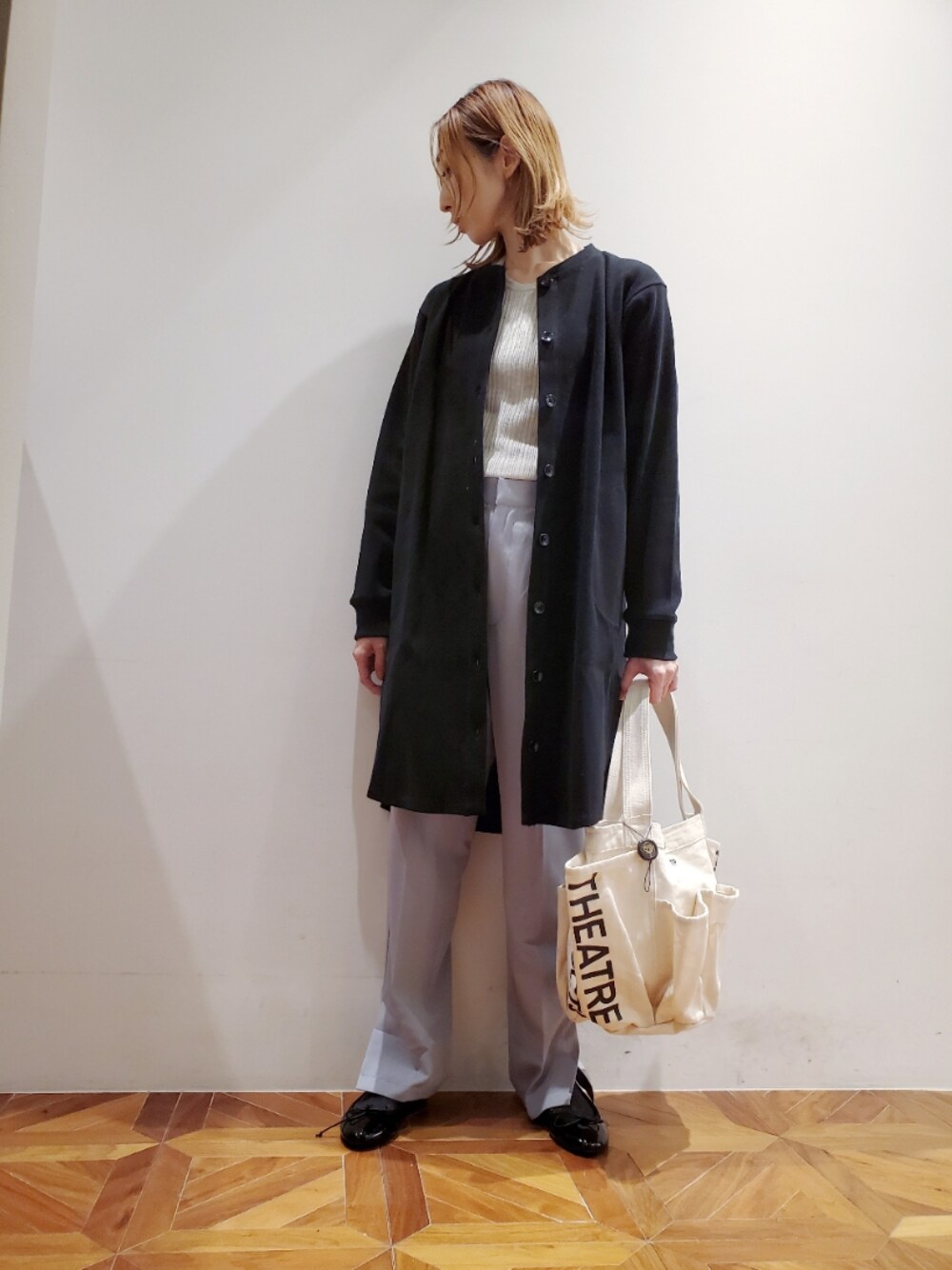 「ロングカーディガン、カーディガンコーデ、春コーデ、スラックス、センタープレスパンツ、バレエシューズ、シアタープロダクツ(THEATRE PRODUCTS)、THEATRE PRODUCTS、トートバッグ、相互フォロー、ピュアルセシン、du noir、pualcecin、pual ce cin、レイヤードスタイル」｜「PUAL CE CINの【Du noir】リブロングカーディガン（カーディガン/ボレロ、ブラック系）」を使った、nagashimaさん（レディース・160cm）の冬コーディネートの1枚目の写真