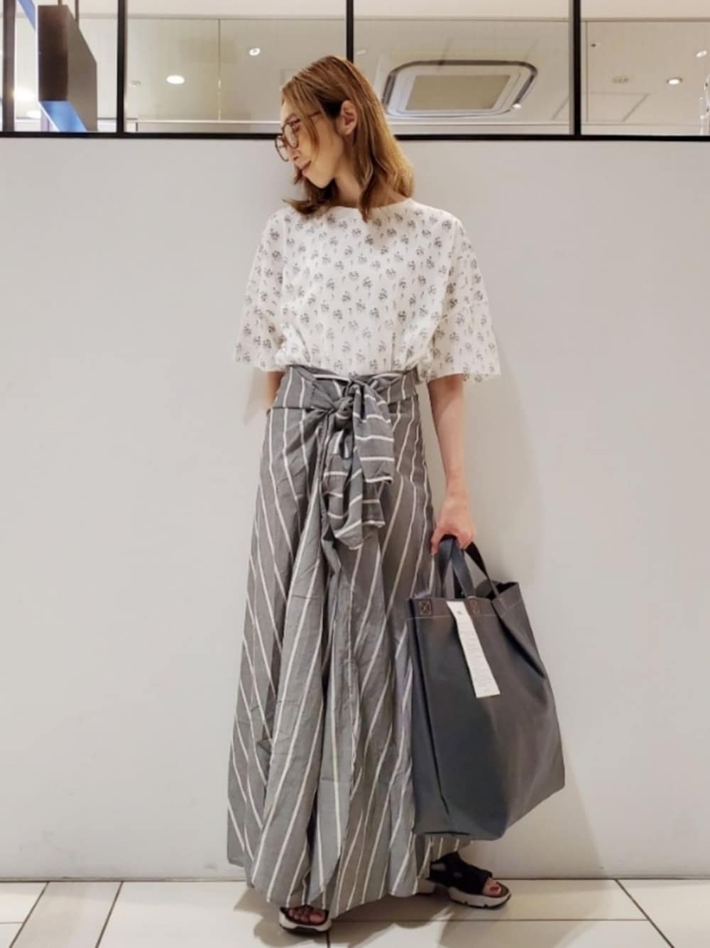 「花柄トップス、ストライプワンピース、モノトーン、モノトーンコーデ、大人カジュアル、柄柄コーデ、デニムバッグ、カジュアルコーデ、相互フォロー、ピュアルセシン、pualcecin、pual ce cin」｜「PUAL CE CINの【サステナブル】花柄プリントルームウェアセット（キャンドル、その他）」を使った、nagashimaさん（レディース・160cm）の秋コーディネートの1枚目の写真