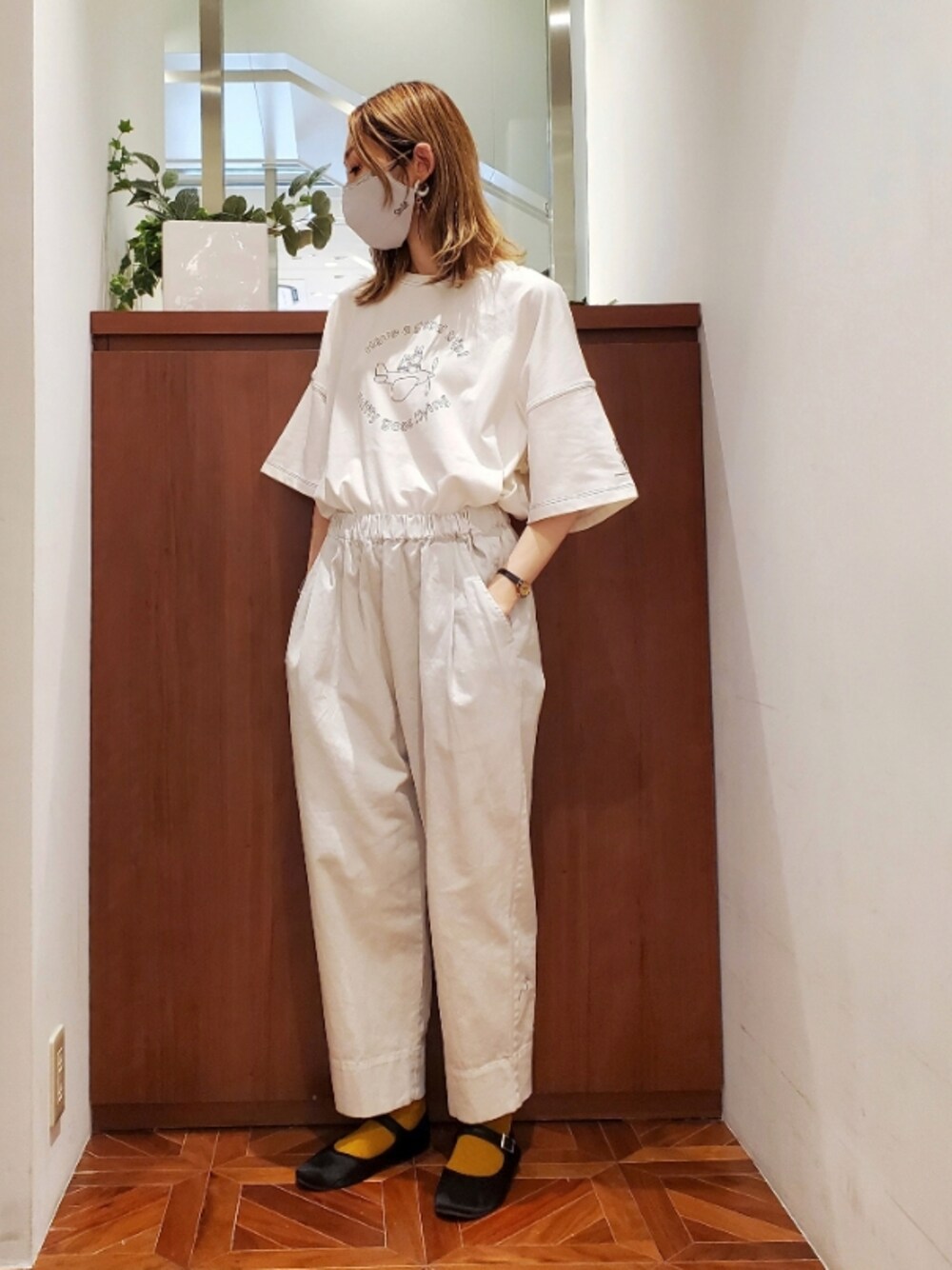 「ミッフィー、ミッフィーコラボ、miffy、ワントーンコーデ、ホワイトコーデ、Tシャツコーデ、ストレッチパンツ、テーパードパンツ、マスク、マスクコーデ、大人カジュアル、相互フォロー、ピュアルセシン、pualcecin、pual ce cin」｜「PUAL CE CINの【WEB限定】ホールガーメント SMILEマスク子供用（マスク、グレー系）」を使った、nagashimaさん（レディース・160cm）の秋コーディネートの1枚目の写真