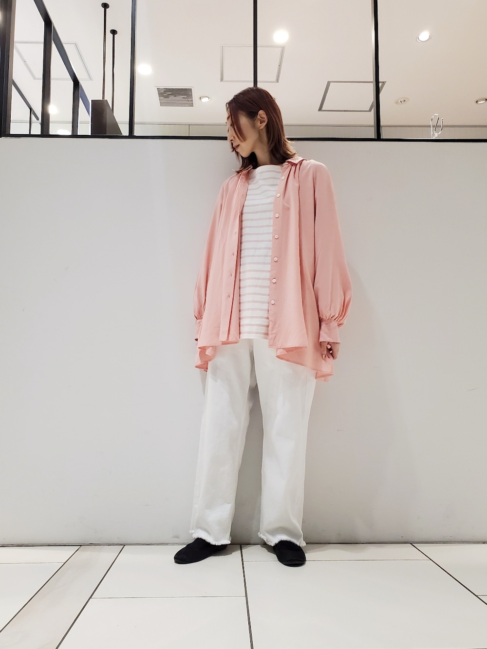 「ピンク、ピンクコーデ、ピンクシャツ、ピンクボーダー、ボーダー、ボーダートップス、シャツコーデ、ホワイトデニム、デニムパンツ、休日スタイル、休日コーデ、相互フォロー、ピュアルセシン、pualcecin、pual ce cin」｜「PUAL CE CINの【WEB限定】襟ギャザーブラウス（シャツ/ブラウス、ピンク系）」を使った、nagashimaさん（レディース・160cm）の冬コーディネートの1枚目の写真