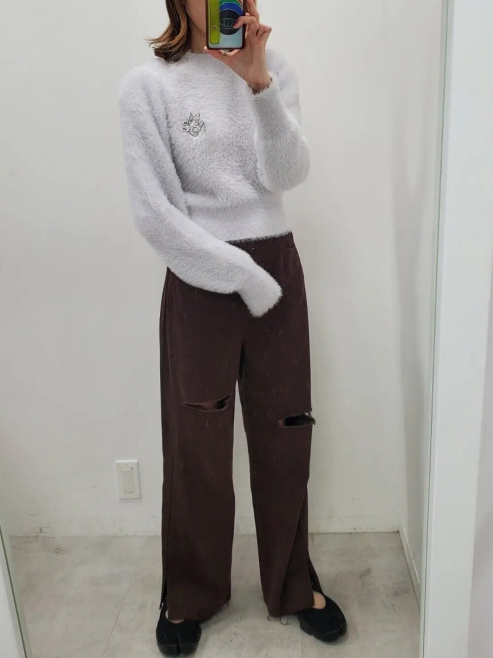 nagashimaさんの「トレンドのブローチセット。ふわふわフェザーニット（one after another NICE CLAUP）」を使ったコーディネートの1枚目の写真