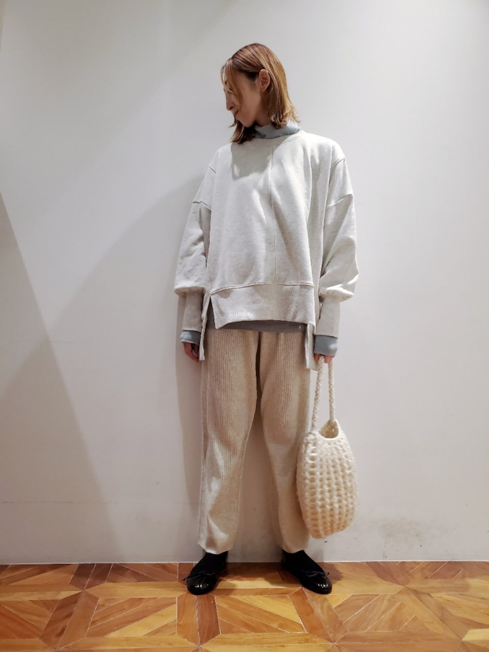 「春コーデ、スウェット、スウェットコーデ、ハイネック、ミントグリーン、リブパンツ、ニットパンツ、ニットバッグ、バレエシューズ、レイヤードスタイル、大人カジュアル、相互フォロー、ピュアルセシン、pualcecin、pual ce cin」｜「PUAL CE CINの切替BIG プルオーバー（Tシャツ/カットソー、ベージュ系）」を使った、nagashimaさん（レディース・160cm）の冬コーディネートの1枚目の写真
