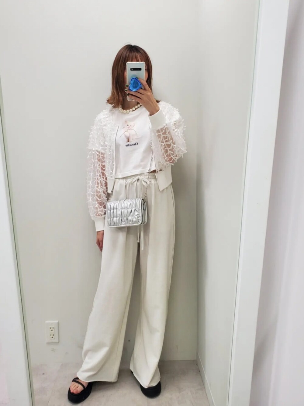 「レイヤードスタイル、ショルダーバッグ、お出かけコーデ、夏コーデ、シア―ブルゾン、Tシャツコーデ、スウェットパンツ、モノトーンコーデ、ナイスクラップ、nice claup、one after another NICE CLAUP」｜「one after another NICE CLAUPの3Dレースシアーブルゾン（ブルゾン、ホワイト系）」を使った、nagashimaさん（レディース・160cm）の夏コーディネートの1枚目の写真
