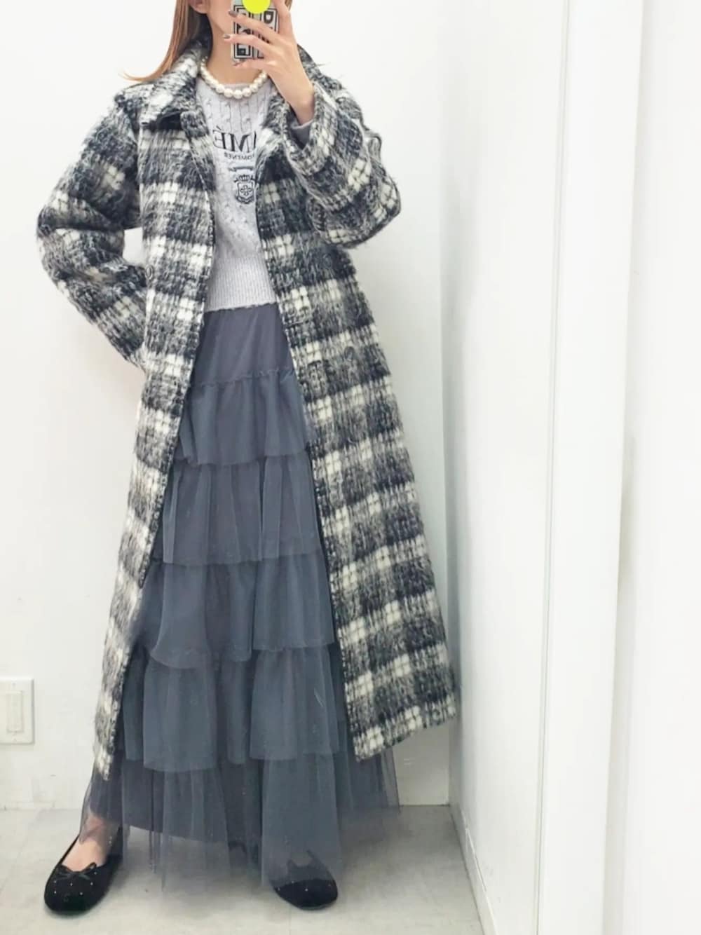 「コート、冬コーデ、冬アウター、チェック、休日スタイル、クリスマスに着たい服、ロングコート、モノトーンコーデ、チェックコート、ティアードスカート、バレエシューズ、大人かわいい、ナイスクラップ、nice claup、one after another NICE CLAUP」｜「one after another NICE CLAUPのシャギーロングコート（ステンカラーコート、その他）」を使った、nagashimaさん（レディース・160cm）の秋コーディネートの1枚目の写真