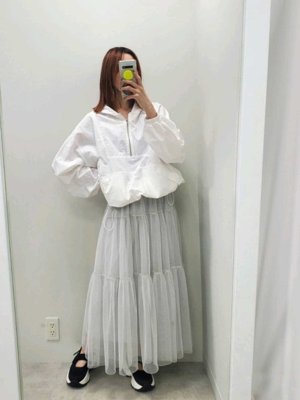 「春アウター、春コーデ、スポーツミックス、シンプルコーデ、フーディー、アノラックパーカー、チュールスカート、大人カジュアル、ナイスクラップ、one after another NICE CLAUP、nice claup」｜「one after another NICE CLAUPの【ZOZOTOWN限定商品】アノラックパーカー（ナイロンジャケット、ホワイト系）」を使った、nagashimaさん（レディース・160cm）の春コーディネートの1枚目の写真